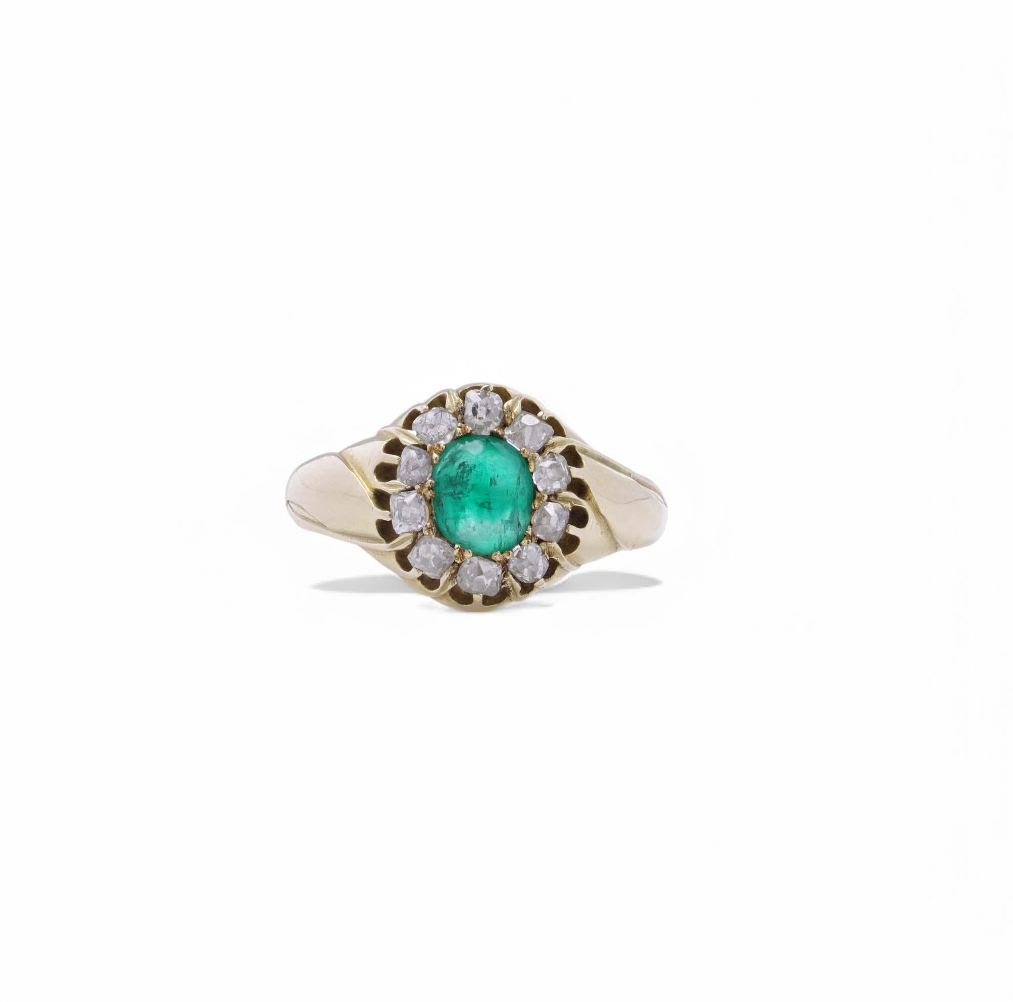 Ein auffälliger Ring aus 14 Karat Gold mit einem Cabochon-Smaragd, umgeben von Diamanten im Altschliff.

Spezifikationen:
Metall: 14K Gold
Edelsteine:
Smaragd: Cabochon, 0,87 ct

Diamanten: 10 Diamanten im Altschliff, je 0,07 ct (Gesamt: 0,70 ct,