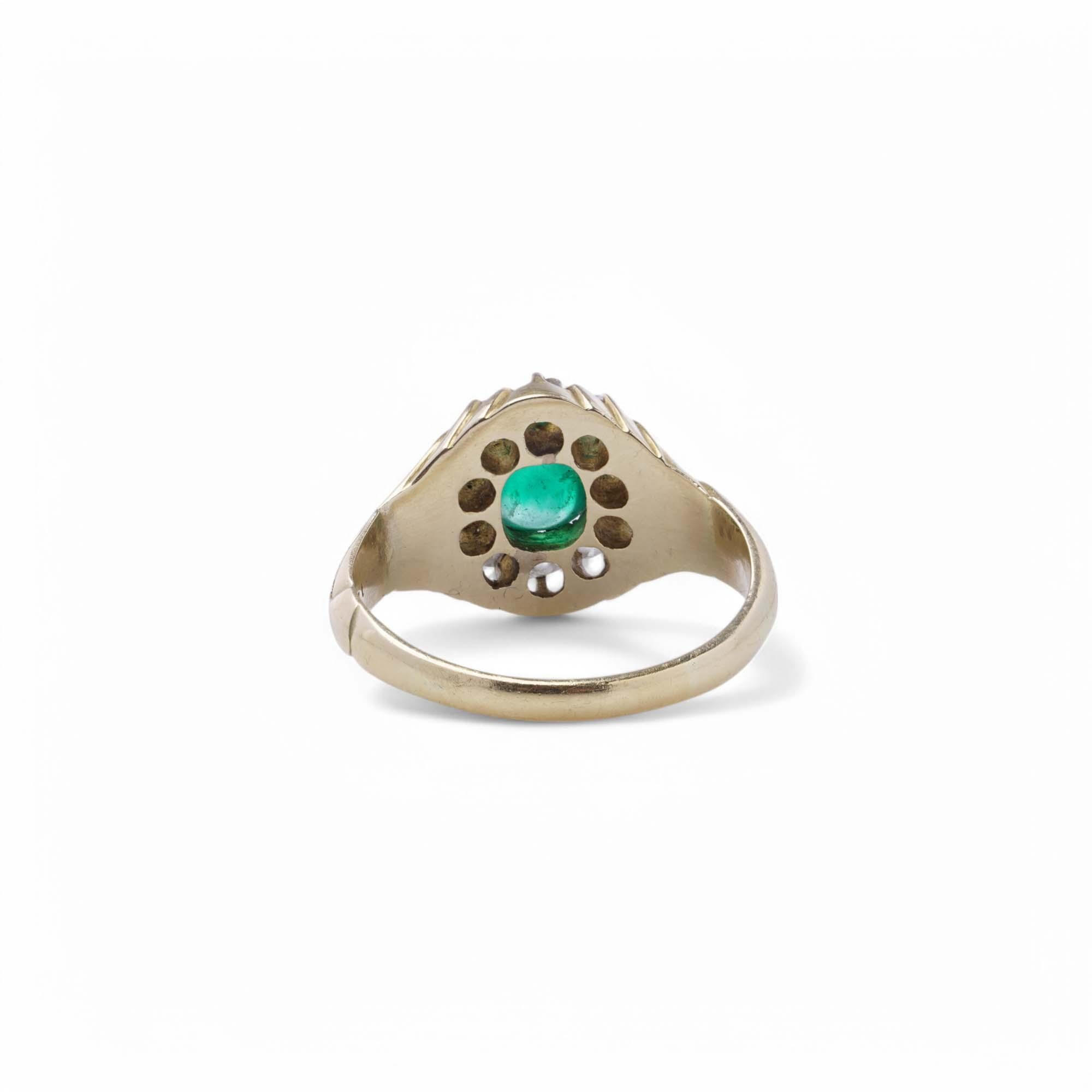 14K Gold Smaragd- und Diamant-Cluster-Ring Damen im Angebot