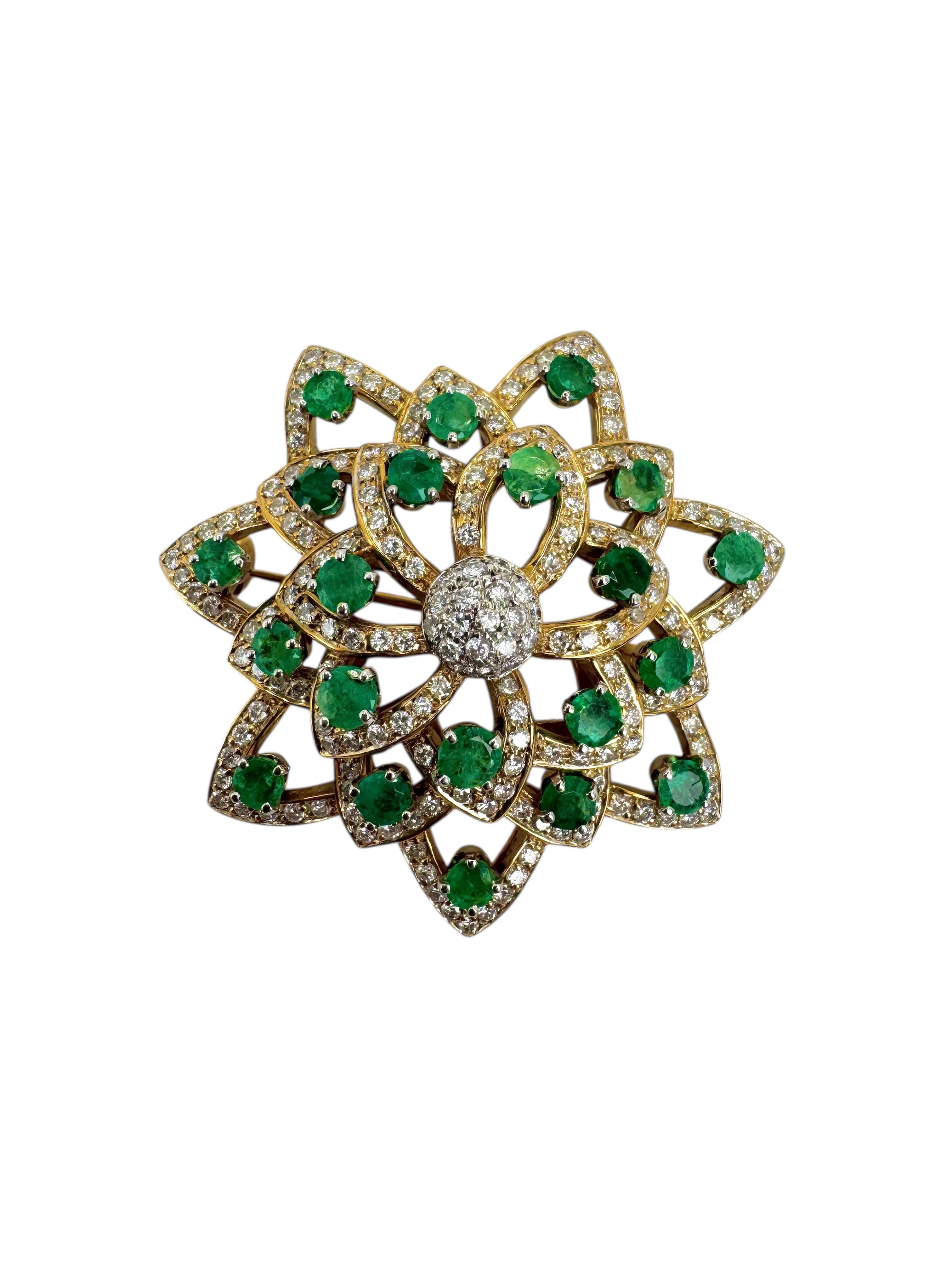 Cette broche florale complexe est réalisée en or jaune 14 carats et sertie de 21 émeraudes vertes vives et de 191 diamants ronds de taille brillant totalisant environ 4 carats. L'élégant design ajouré forme un motif de fleur en couches avec des