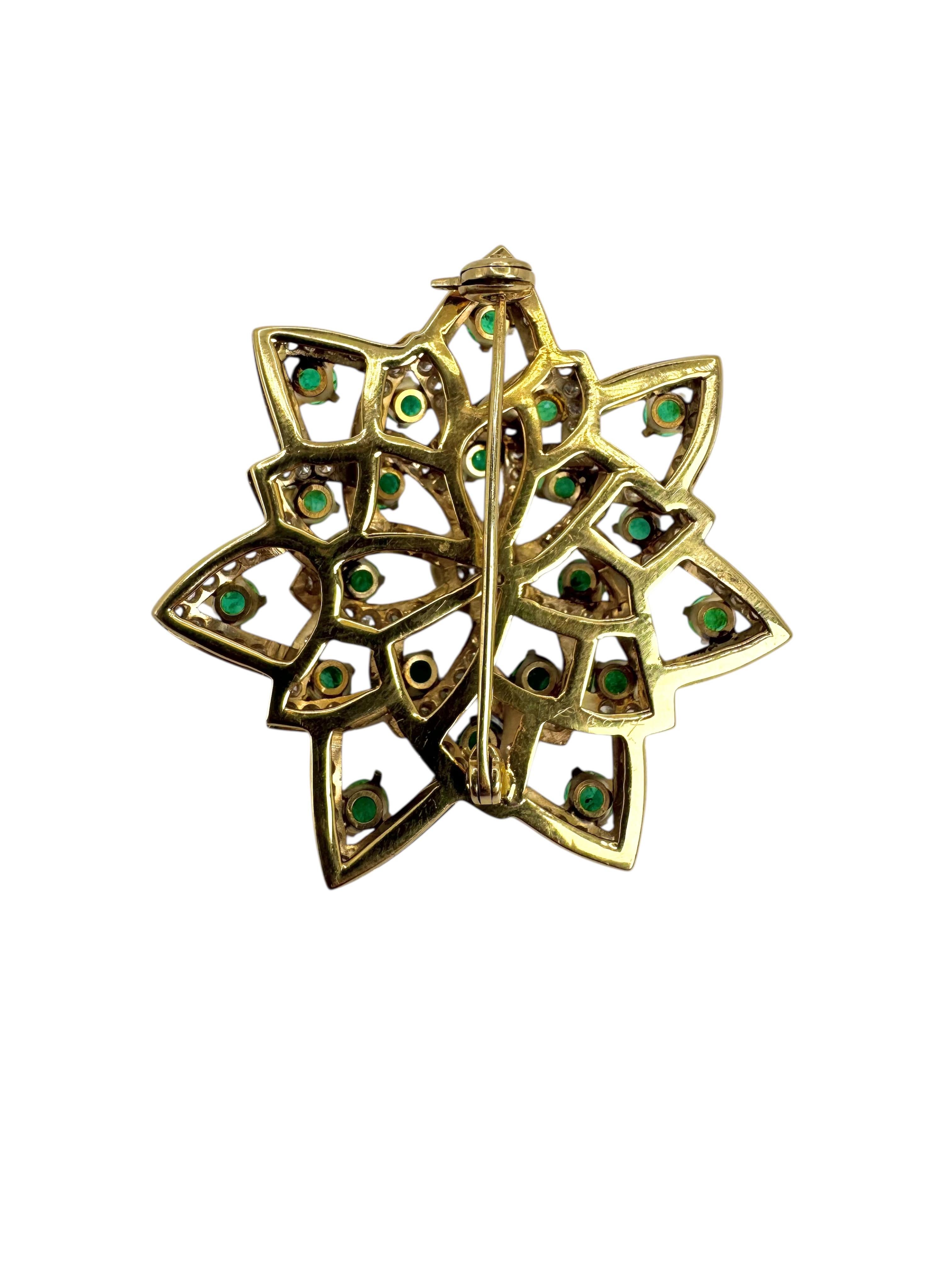 Taille ronde Broche florale en or 14K avec émeraudes et diamants en vente
