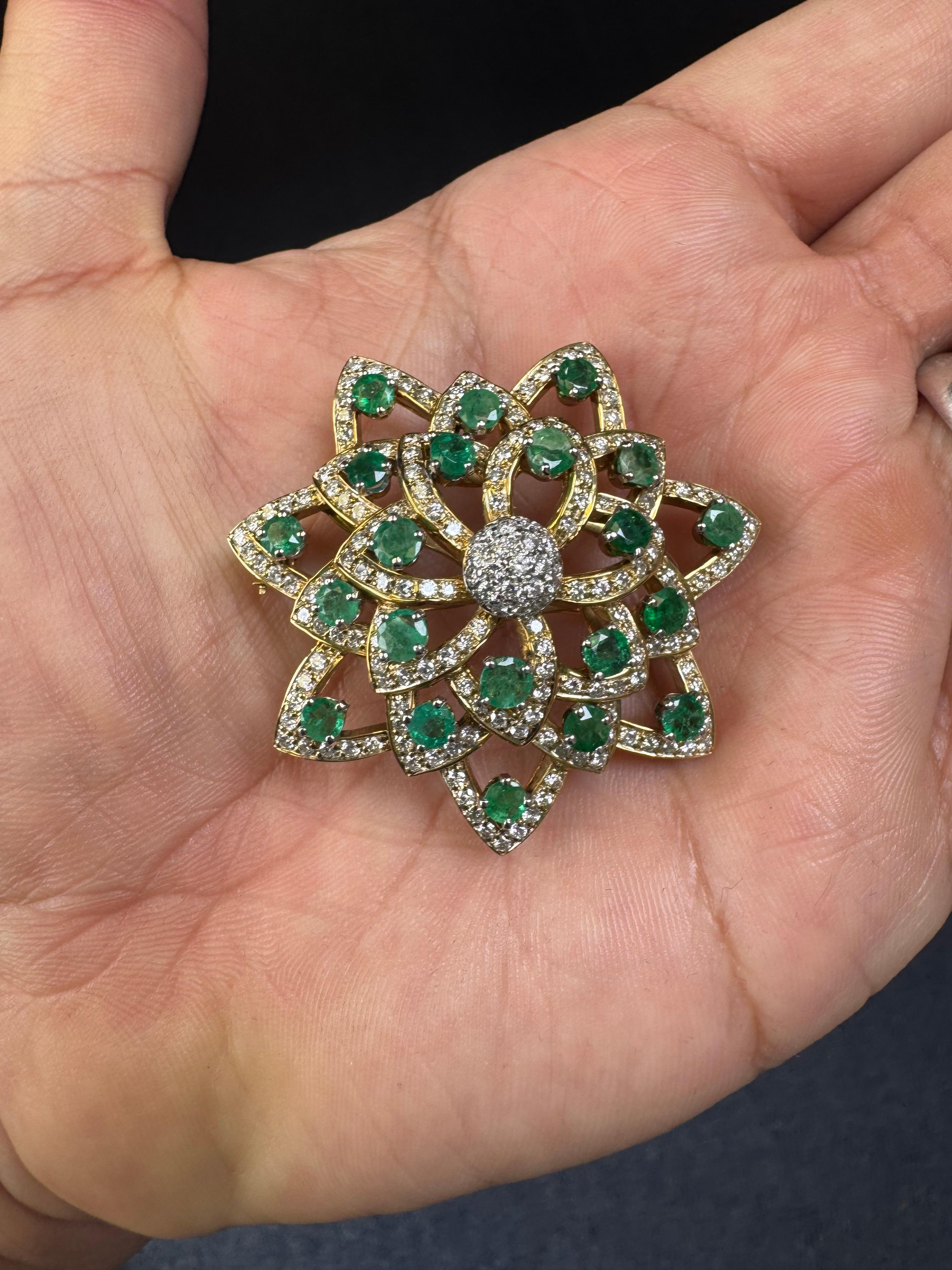 Broche florale en or 14K avec émeraudes et diamants en vente 1