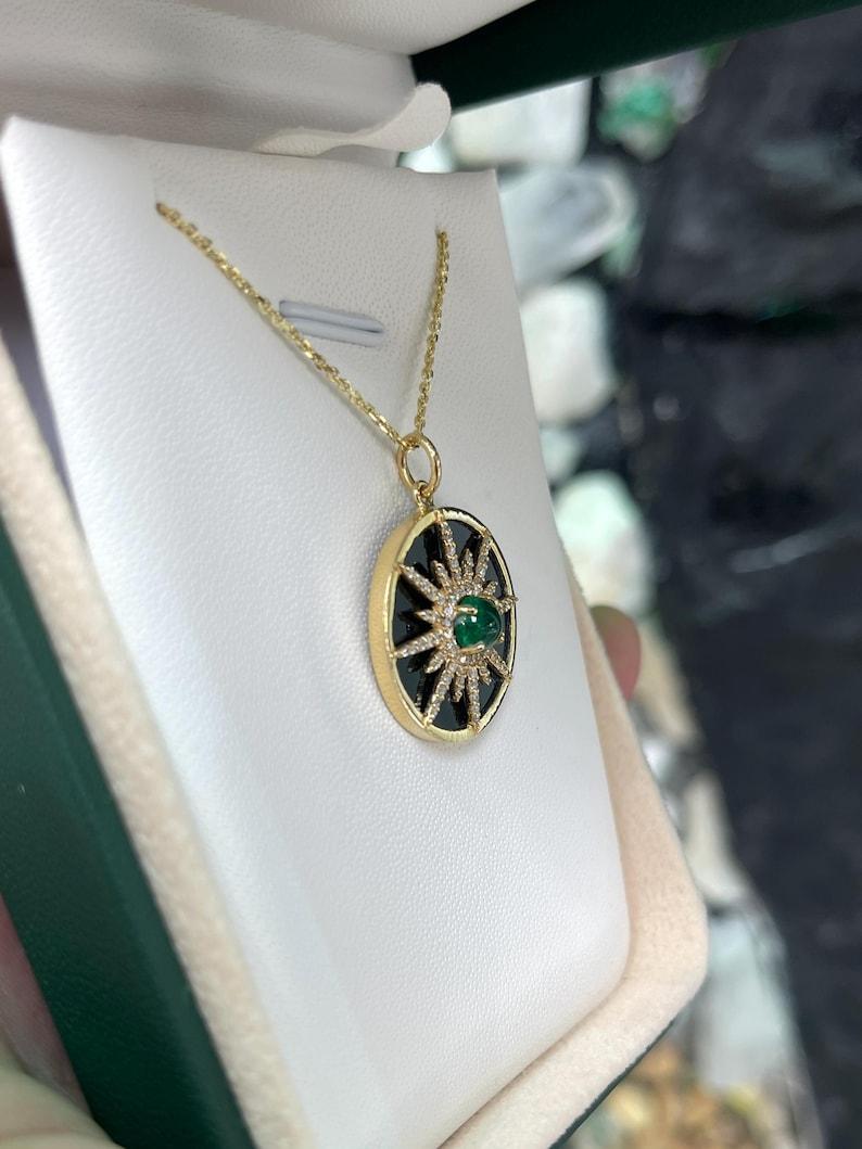 Moderno Ciondolo a stella con smeraldo cabochon in oro 14K  Medaglione in onice nero e diamanti in vendita