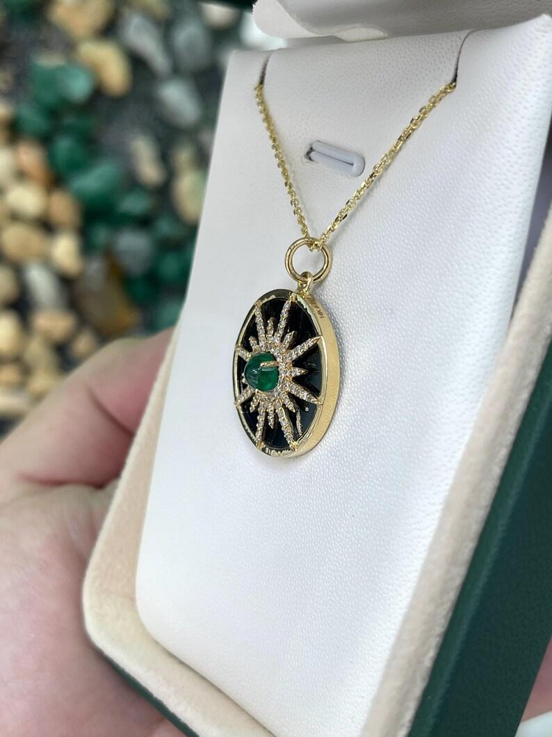 Taglio smeraldo Ciondolo a stella con smeraldo cabochon in oro 14K  Medaglione in onice nero e diamanti in vendita