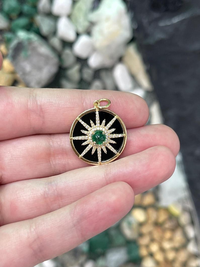 Ciondolo a stella con smeraldo cabochon in oro 14K  Medaglione in onice nero e diamanti In condizioni Nuovo in vendita a Jupiter, FL