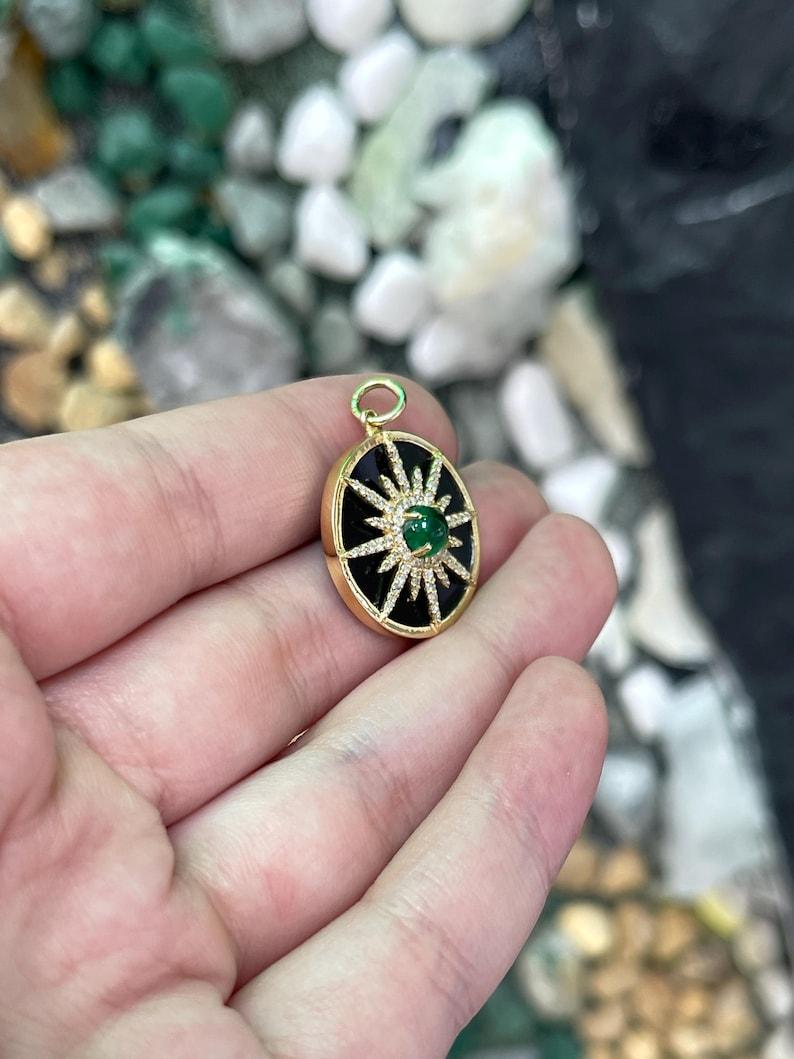 Donna Ciondolo a stella con smeraldo cabochon in oro 14K  Medaglione in onice nero e diamanti in vendita
