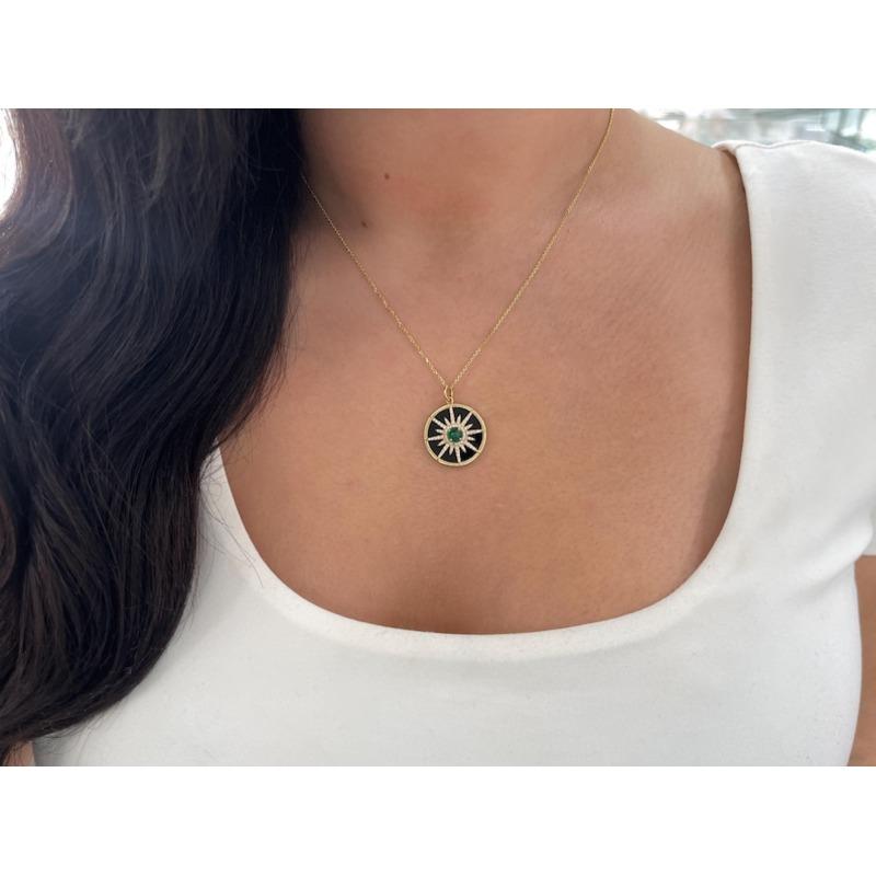 Ciondolo a stella con smeraldo cabochon in oro 14K  Medaglione in onice nero e diamanti in vendita 1