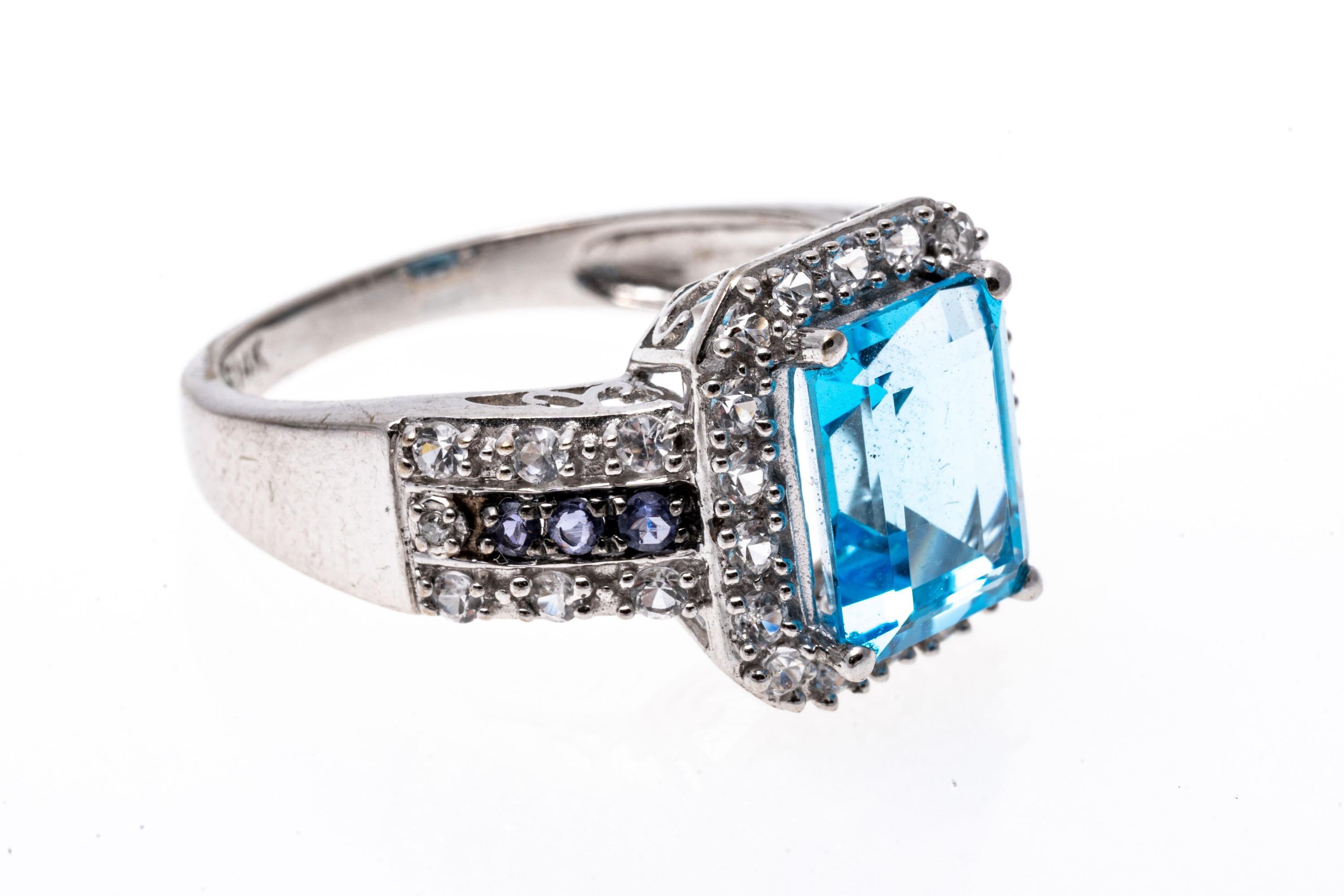 Taille émeraude Bague en or blanc 14 carats avec topaze bleue et blanche de taille émeraude en vente