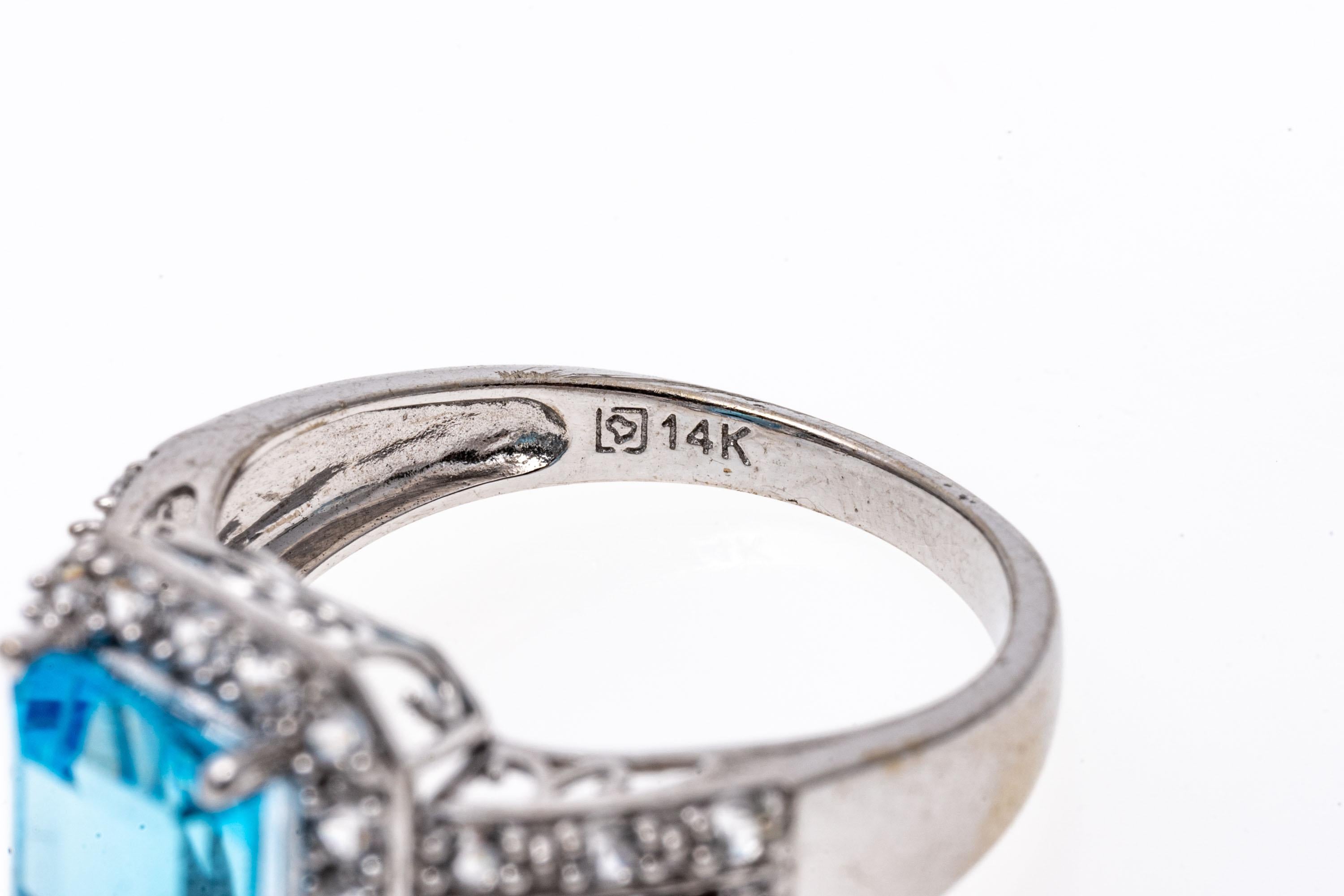 Bague en or blanc 14 carats avec topaze bleue et blanche de taille émeraude Pour femmes en vente