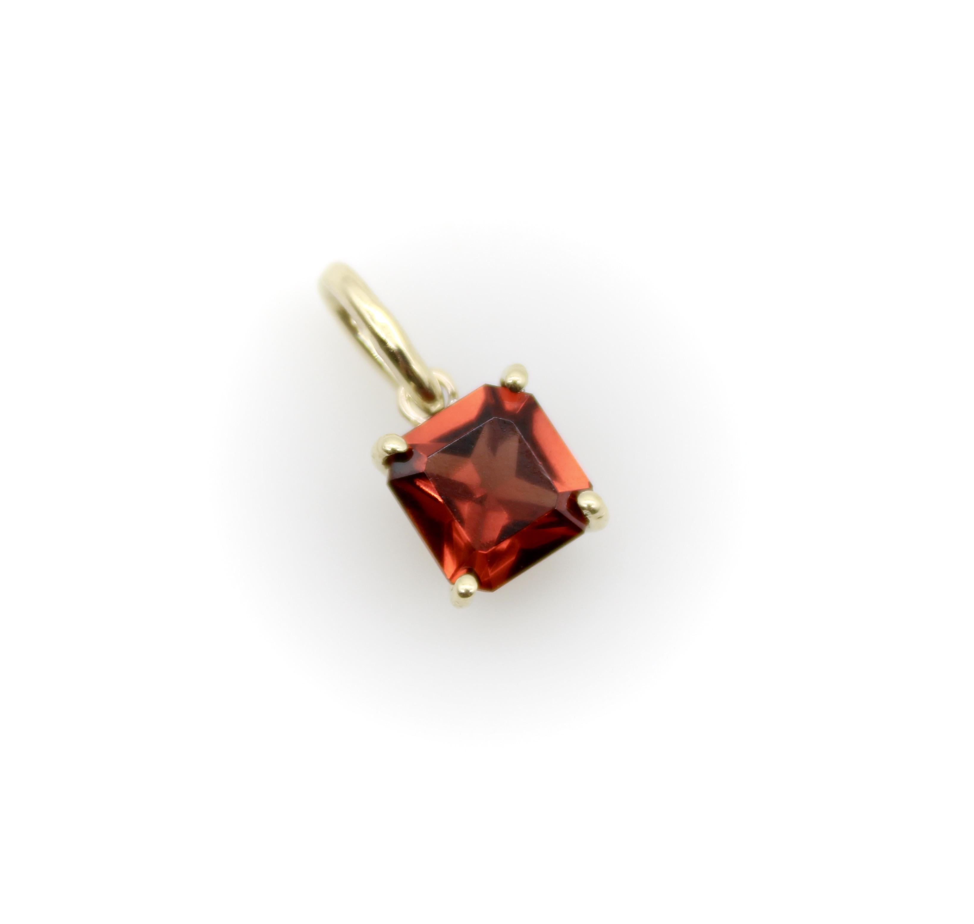 Provenant de Tanzanie, ce grenat de 1,25 carat a un éclat magique. Elle a une belle couleur rouge et la taille de la pierre capte beaucoup de reflets, ce qui lui donne de l'éclat et du feu. La pierre est un grenat, mais elle ressemble davantage à un