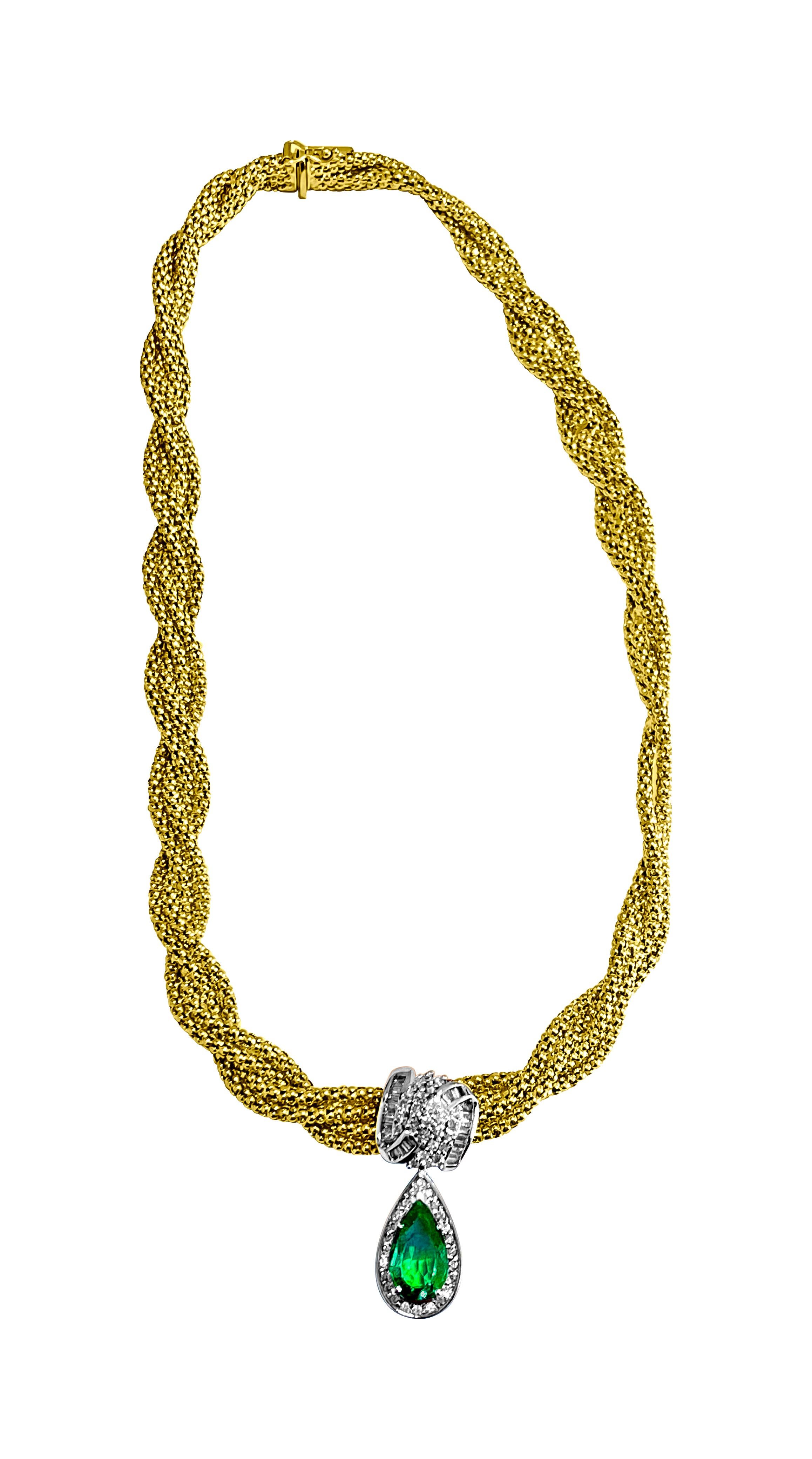 Diese aus luxuriösem 14-karätigem Gelbgold gefertigte Halskette besticht durch ihr Herzstück: einen 4,50 Karat schweren, birnenförmigen Smaragd aus Kolumbien, der für seinen leuchtend grünen Farbton bekannt ist. Umgeben ist dieser prächtige