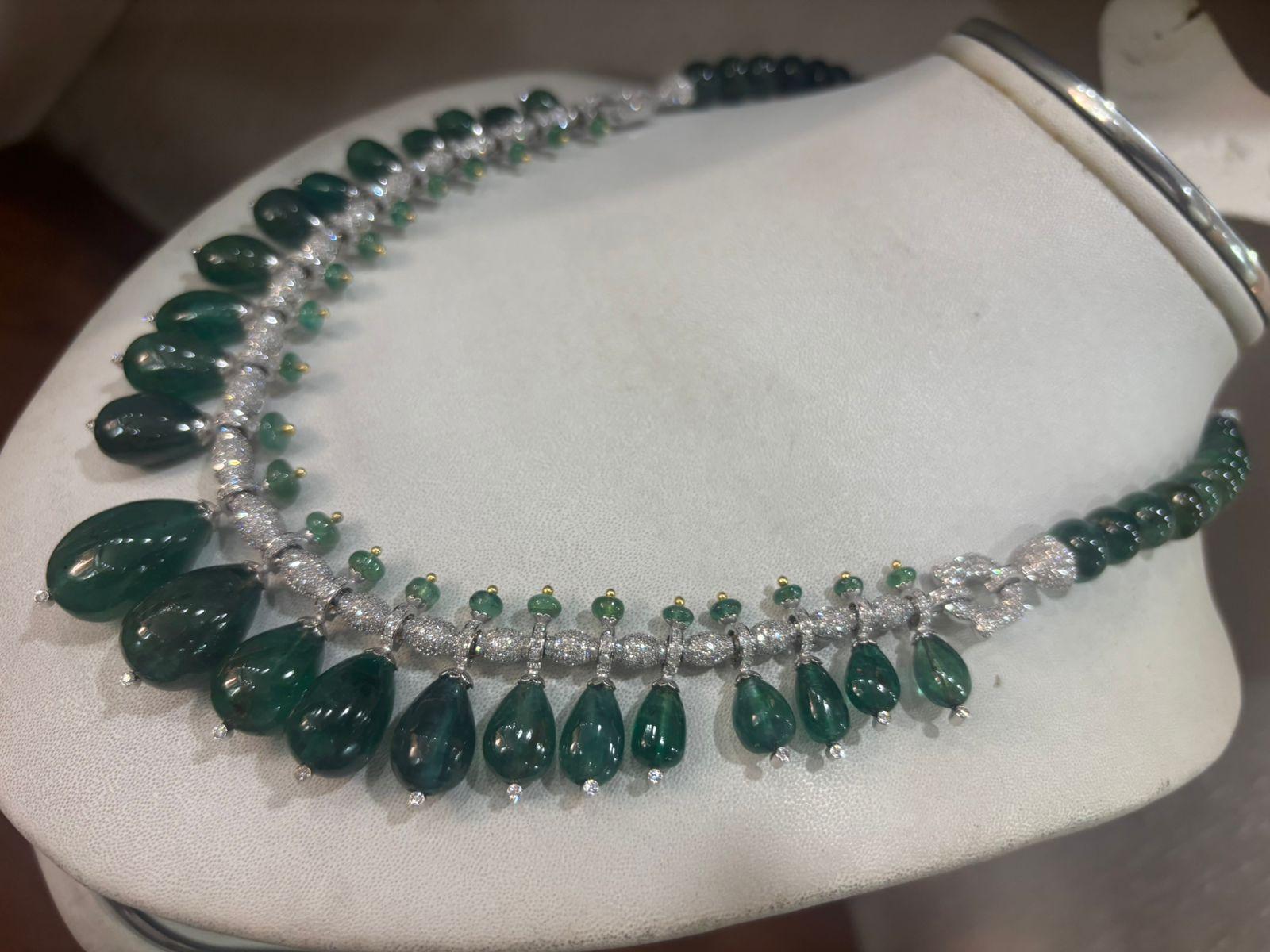 Collier de diamants avec goutte d'émeraude 
Poids brut 80.07 gms
Or 14k 6,8 environ 
 187,76 carats Émeraude
Collier de diamants avec goutte d'émeraude 
Poids brut 80.07 gms
Or 14k 6,8 environ 
 187,76 carats Émeraude
Collier de diamants avec goutte