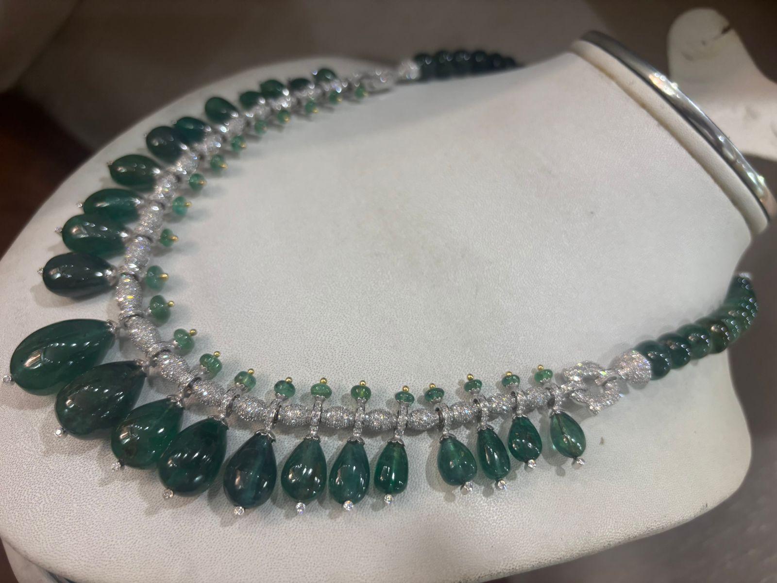 Taille cabochon Or 14k  Collier goutte d'émeraude Poids brut 80,07 gms Or 14k 6,8 en vente