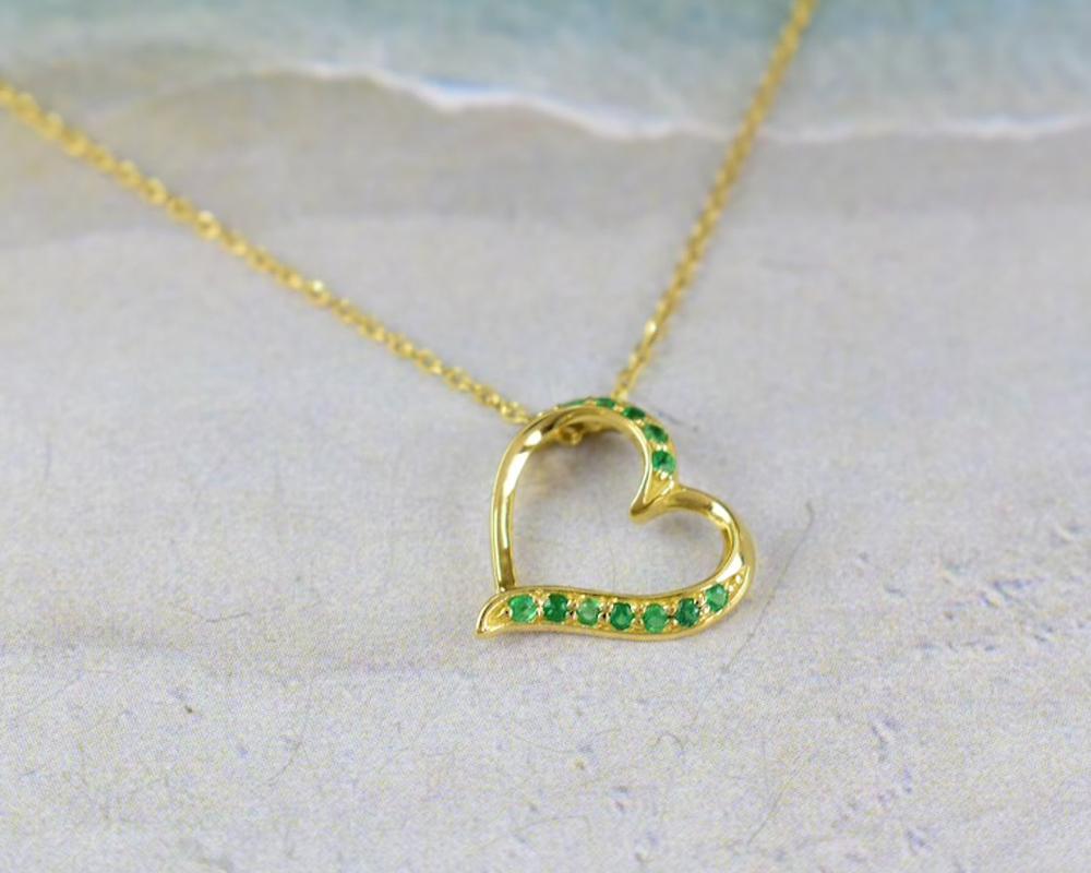 Modern 14K Gold Emerald Heart Necklace Minimalist Necklace Valentine Jewelry For Sale