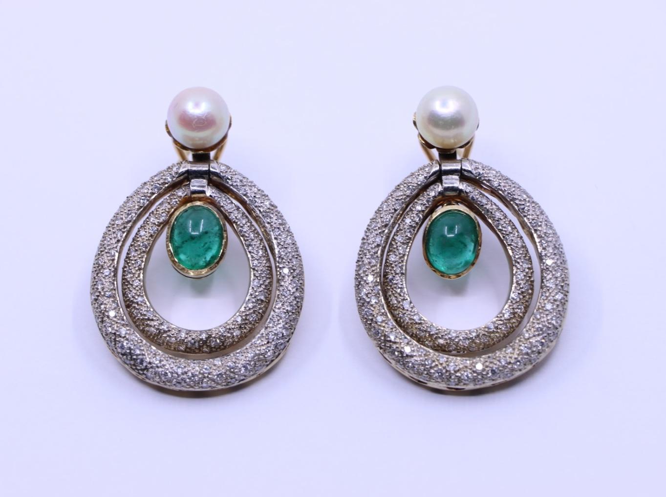 Ohrringe aus 14 Karat Gold mit Smaragd, Perlen und Diamanten (Cabochon) im Angebot