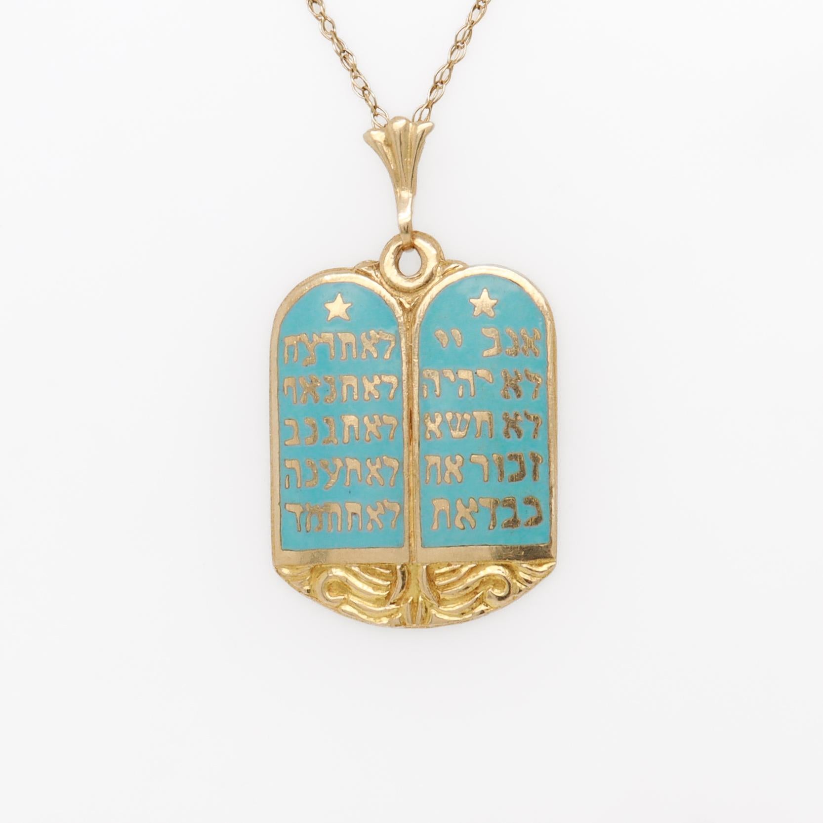 Rétro Pendentif ou breloque en or 14K et émail Figural Dix Commandements Tablettes hébraïques en vente