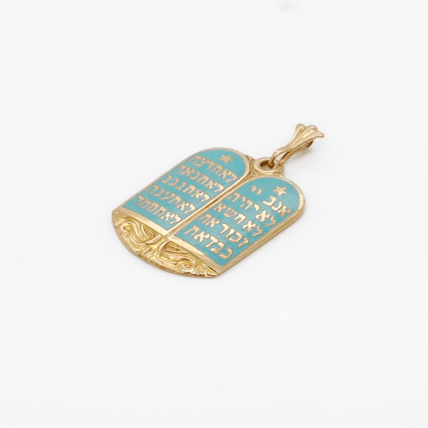 Pendentif ou breloque en or 14K et émail Figural Dix Commandements Tablettes hébraïques Bon état - En vente à Philadelphia, PA