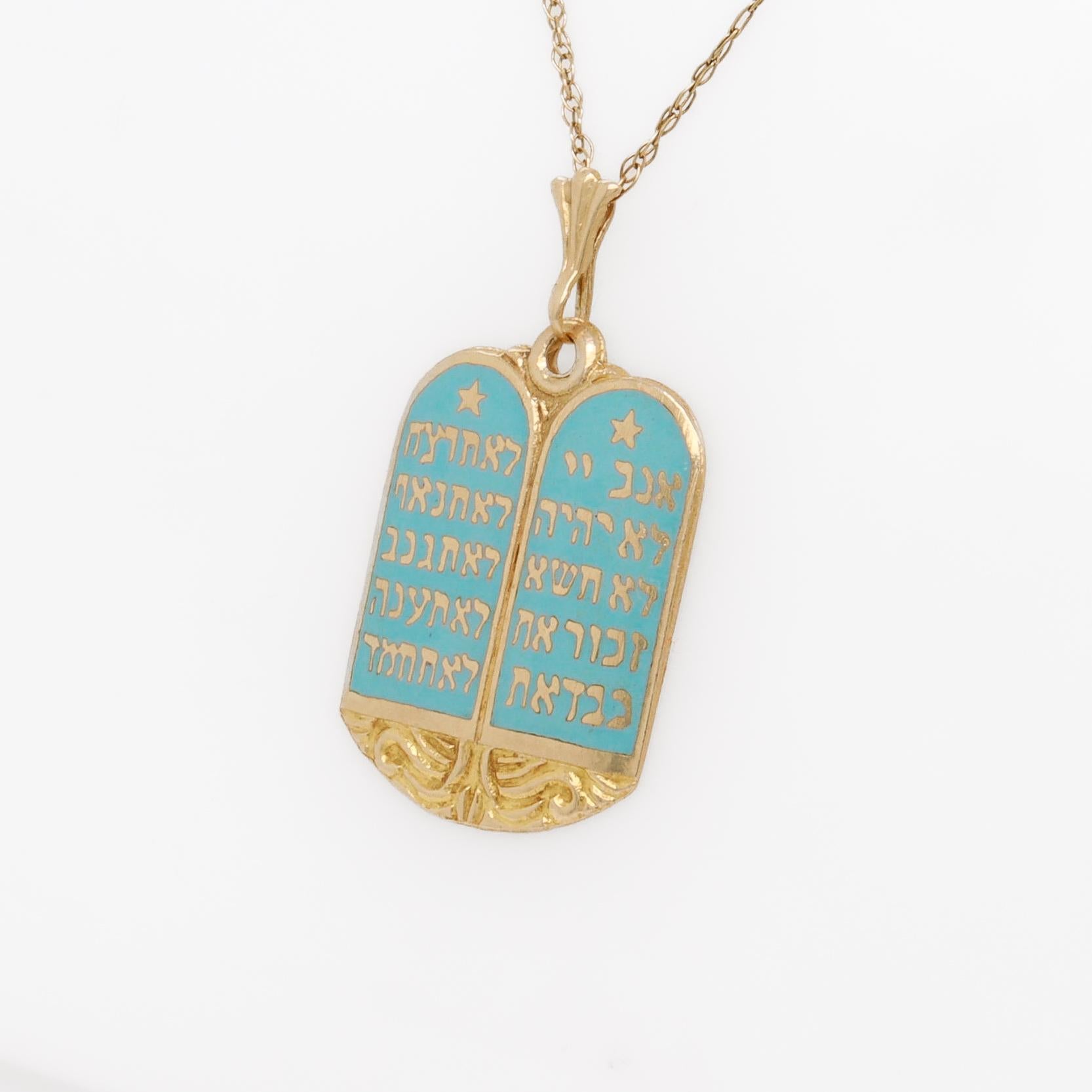 Pendentif ou breloque en or 14K et émail Figural Dix Commandements Tablettes hébraïques Unisexe en vente