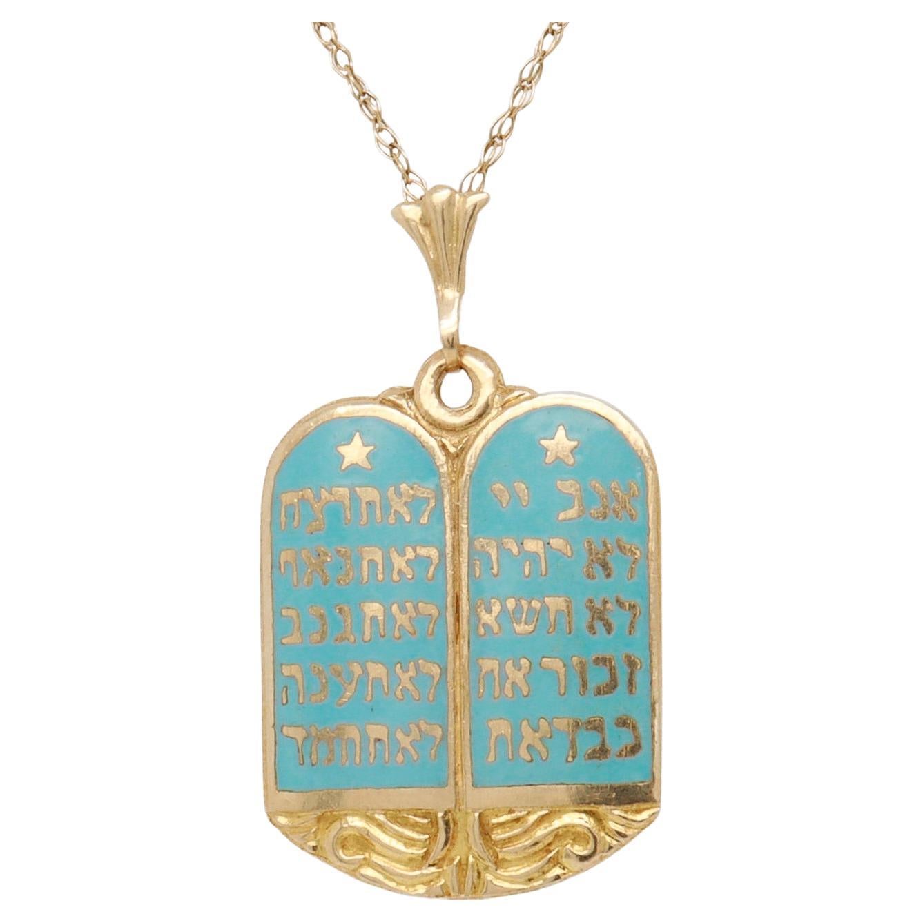 Pendentif ou breloque en or 14K et émail Figural Dix Commandements Tablettes hébraïques en vente
