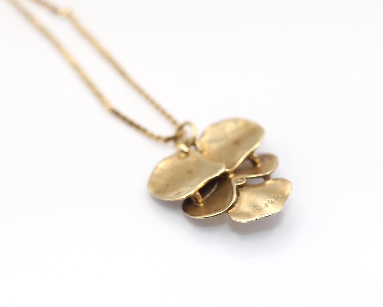 Disegnata come una viola del pensiero, decorata con smalto arabescato nei toni del blu, del bianco e del giallo, con al centro una perla. 
Accompagnato da una catena in oro giallo 14K. Oro firmato 14K.


Le viole del pensiero simboleggiano il