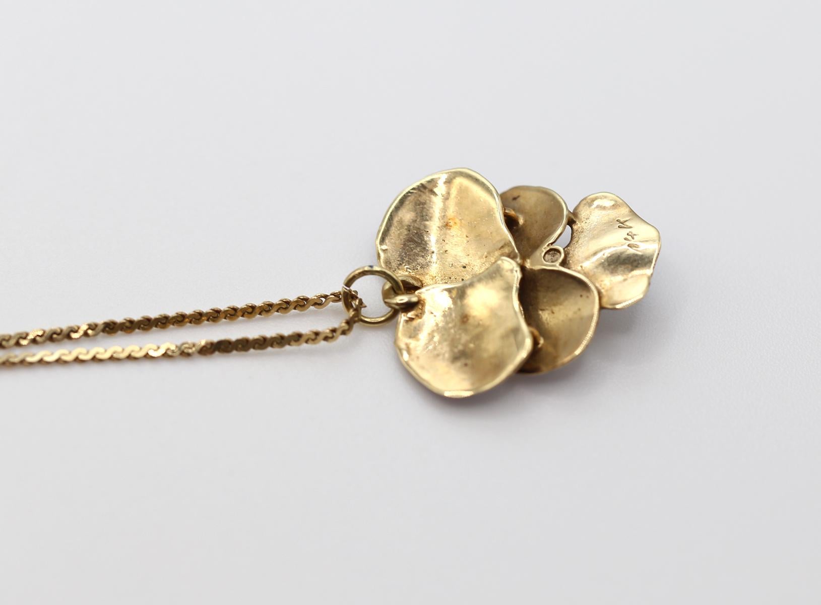 Taglio rotondo Collana con ciondolo a forma di viola del pensiero in oro 14K, 1930 in vendita
