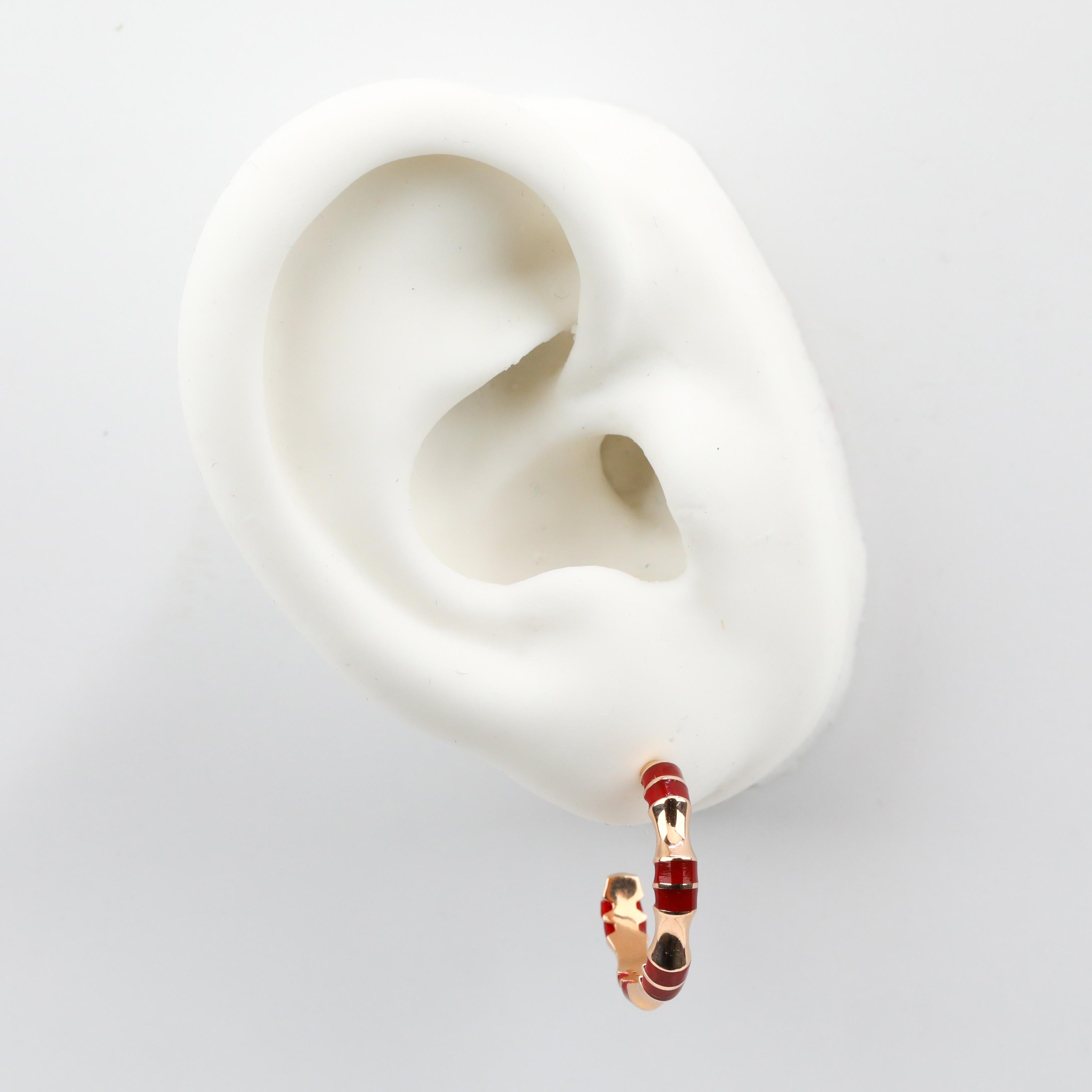 Contemporain Boucles d'oreilles en forme de C en or massif émaillé 14 carats en vente