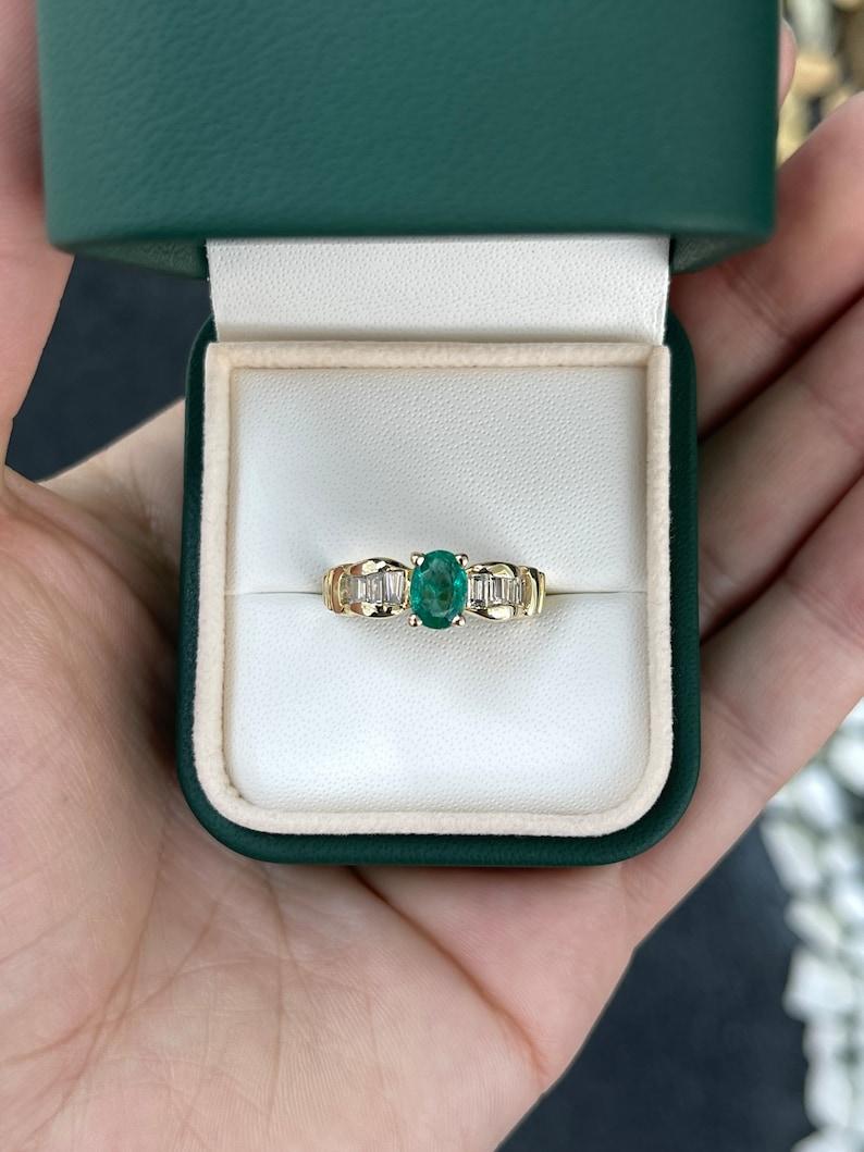 Moderne Bague de fiançailles en or 14 carats 1,22 ctw, émeraude ovale verte foncée et diamants baguettes en vente