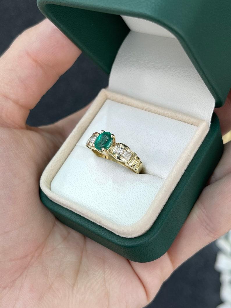 Taille ovale Bague de fiançailles en or 14 carats 1,22 ctw, émeraude ovale verte foncée et diamants baguettes en vente