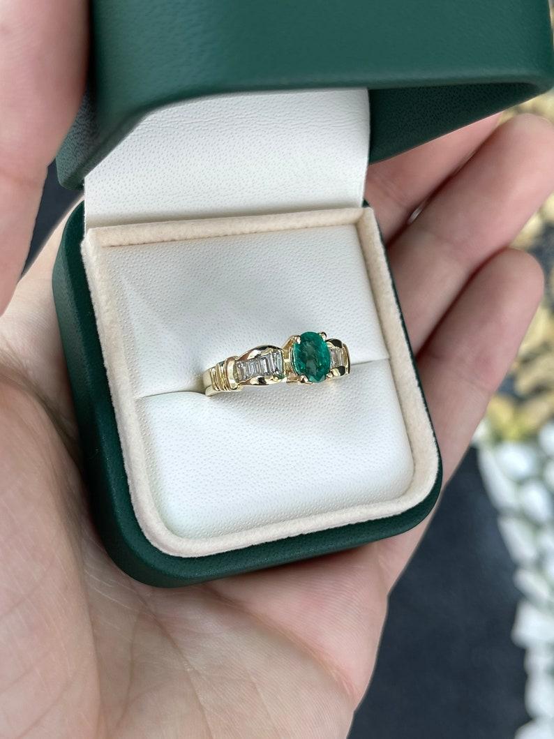 Bague de fiançailles en or 14 carats 1,22 ctw, émeraude ovale verte foncée et diamants baguettes Neuf - En vente à Jupiter, FL