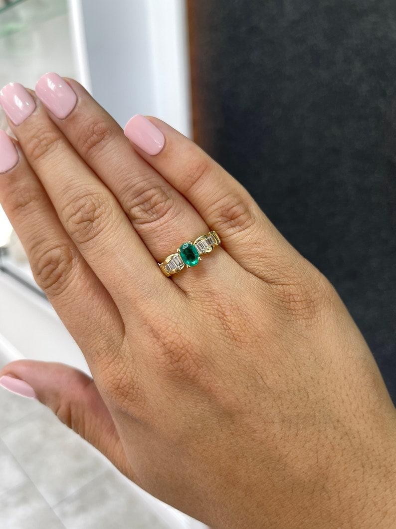 Bague de fiançailles en or 14 carats 1,22 ctw, émeraude ovale verte foncée et diamants baguettes Pour femmes en vente