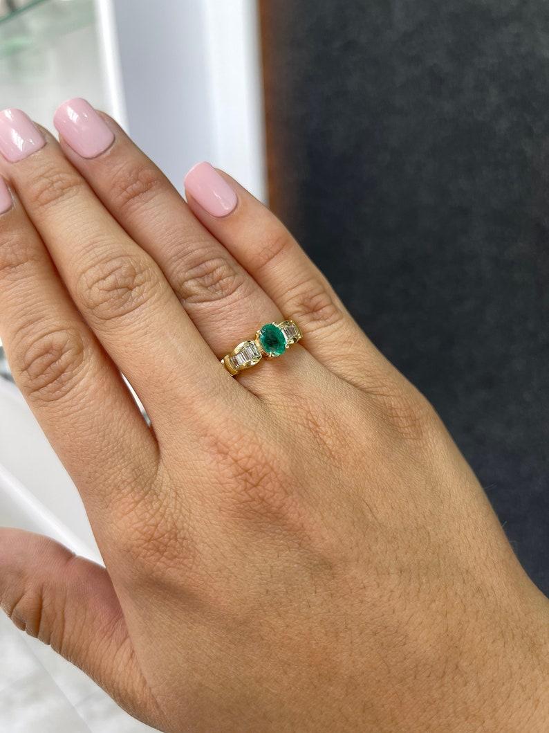 Bague de fiançailles en or 14 carats 1,22 ctw, émeraude ovale verte foncée et diamants baguettes en vente 1