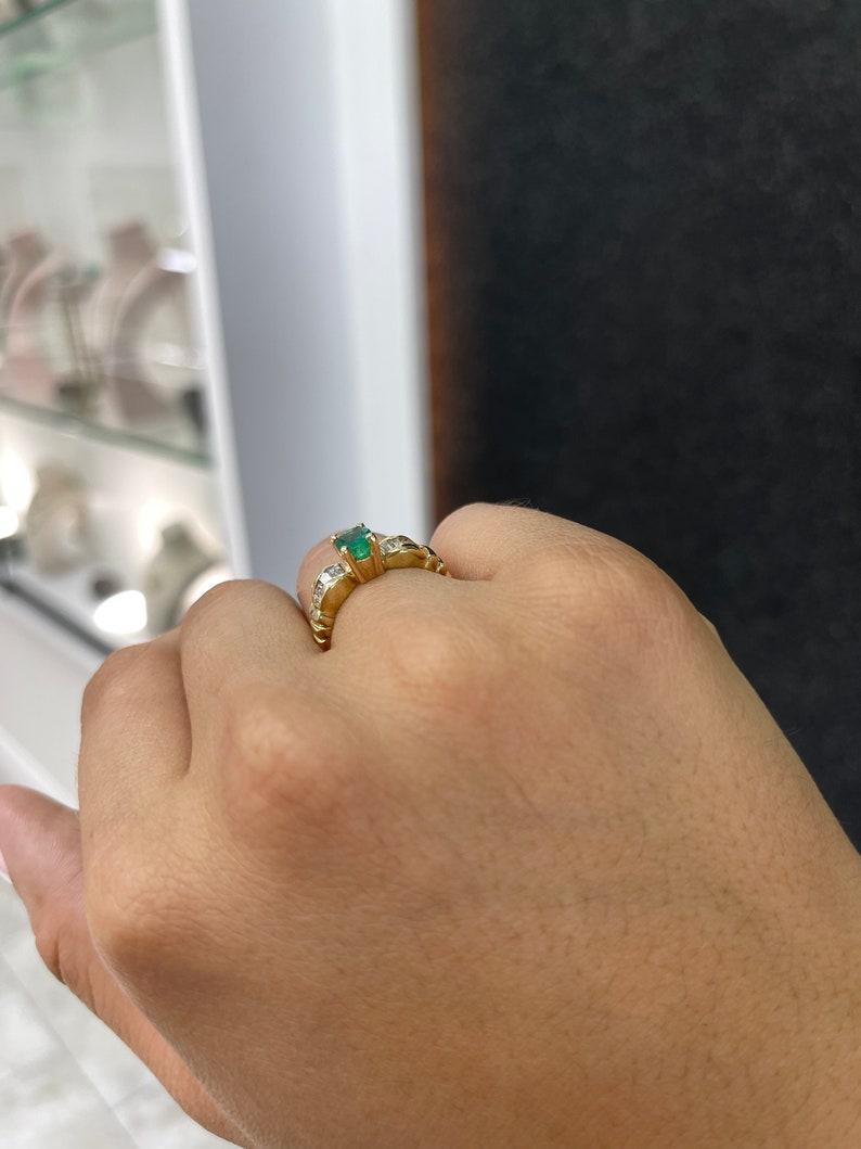 Bague de fiançailles en or 14 carats 1,22 ctw, émeraude ovale verte foncée et diamants baguettes en vente 2