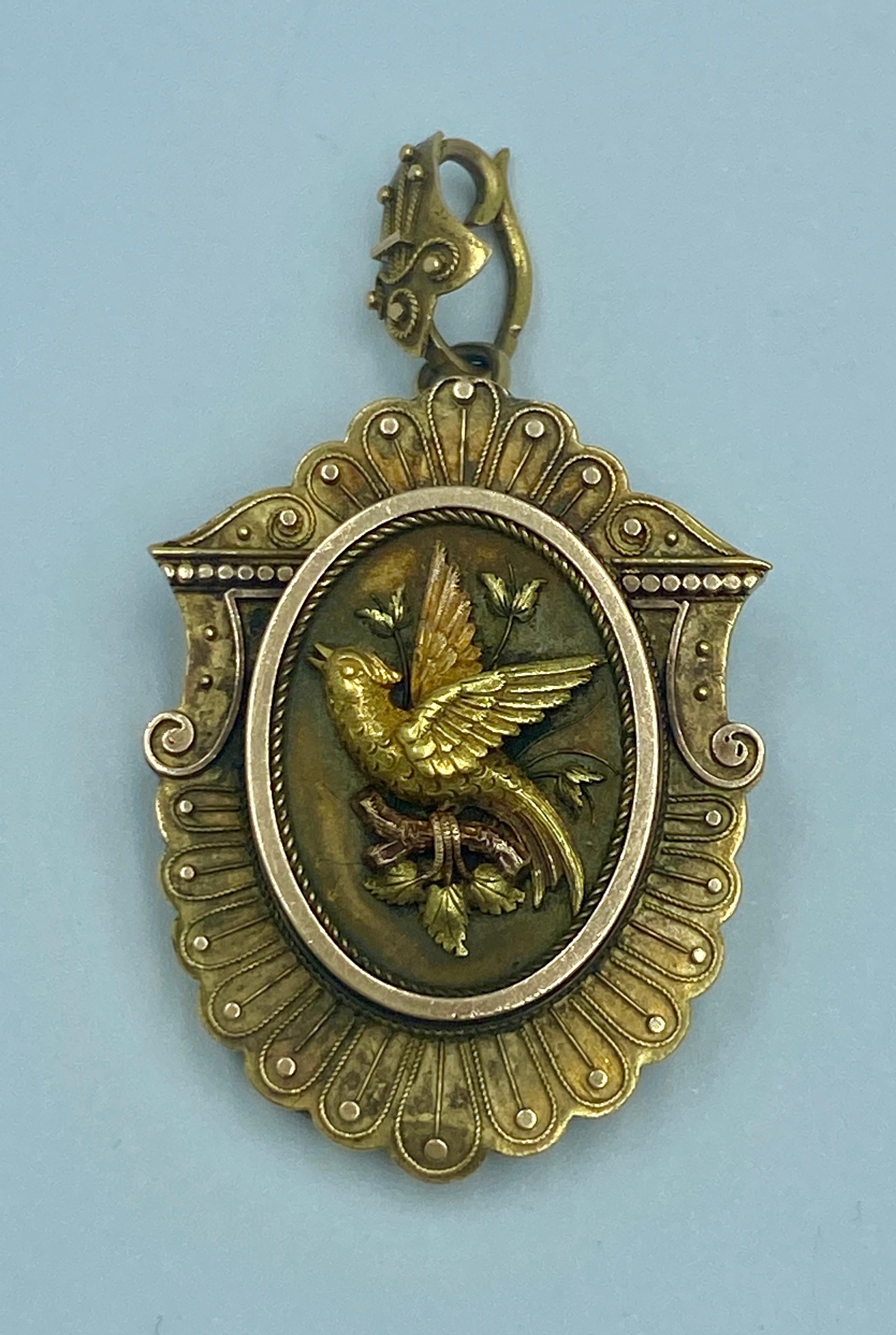 Ciondolo a forma di chiave inglese in oro 14k in vendita 1