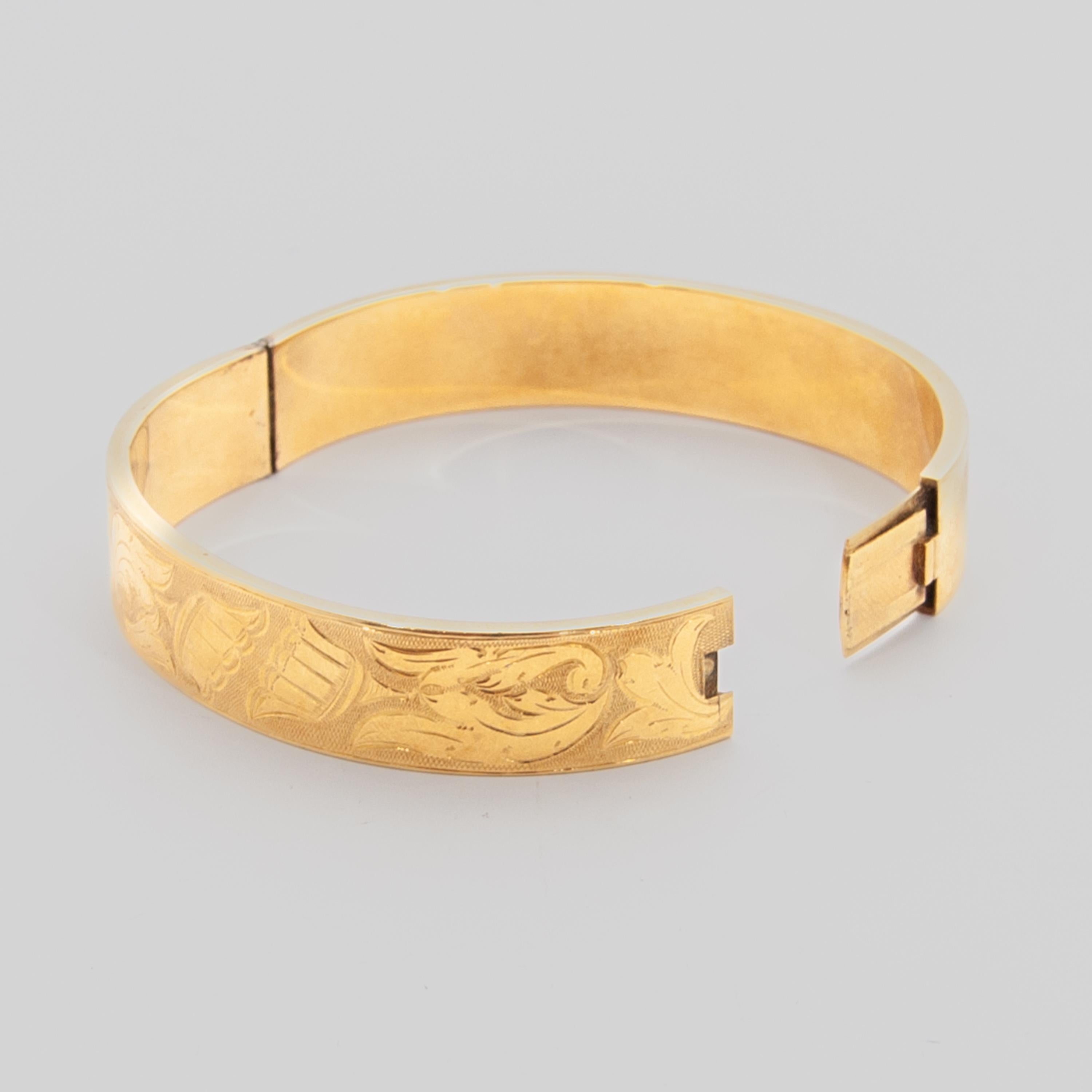 Vintage 14K Gold Floral Engraved Bangle Bracelet In Good Condition For Sale In Rotterdam, NL