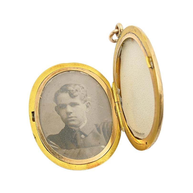 Ciondolo a medaglione inciso in oro 14k Catena per orologio antica in oro in vendita 3