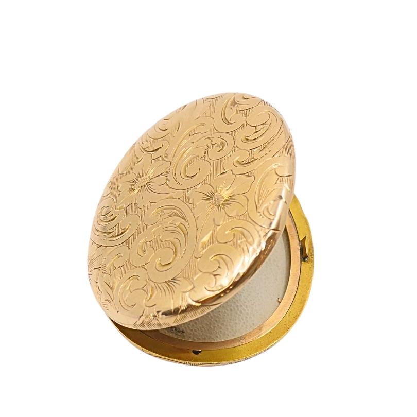 Ciondolo a medaglione inciso in oro 14k Catena per orologio antica in oro in vendita 4