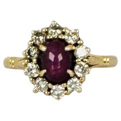 14 Karat Gold Entourage-Ring mit 10 VVSI Brillanten und 0,30 Karat Sternrubin