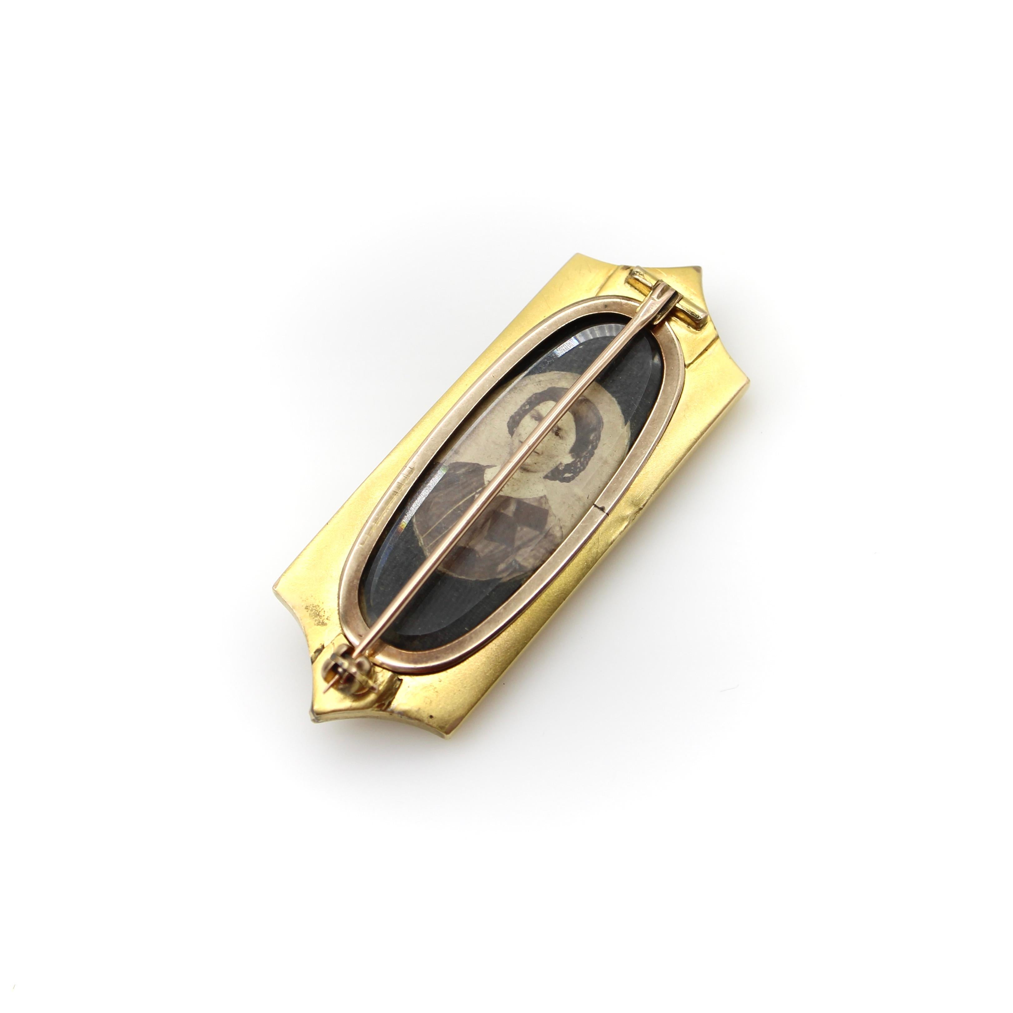14K Gold Envelope Shaped Mourning Locket. Brooch with Arrow  For Sale 1
