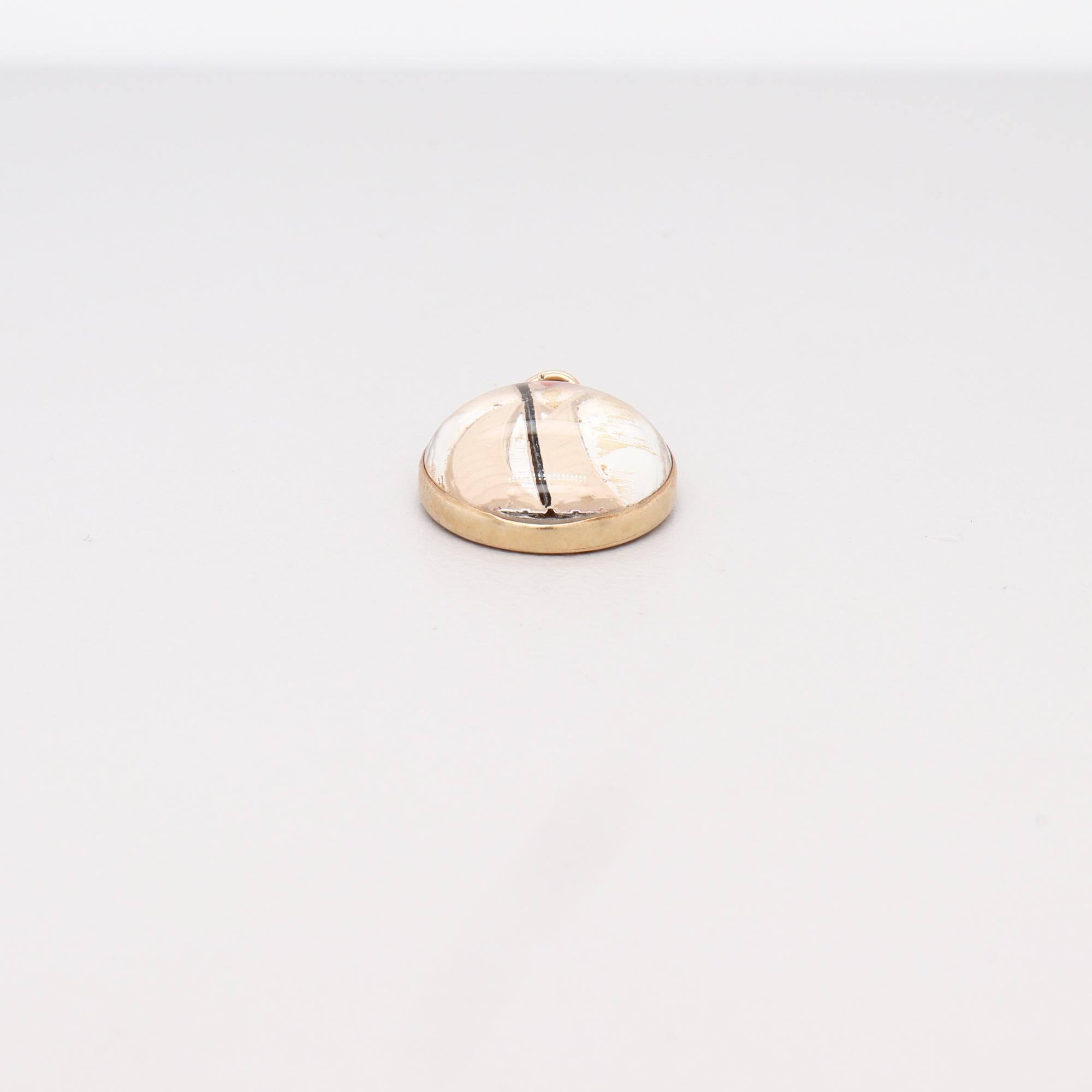 Pendentif ou breloque en or 14K et cristal d'Essex avec un voilier en mer en vente 8