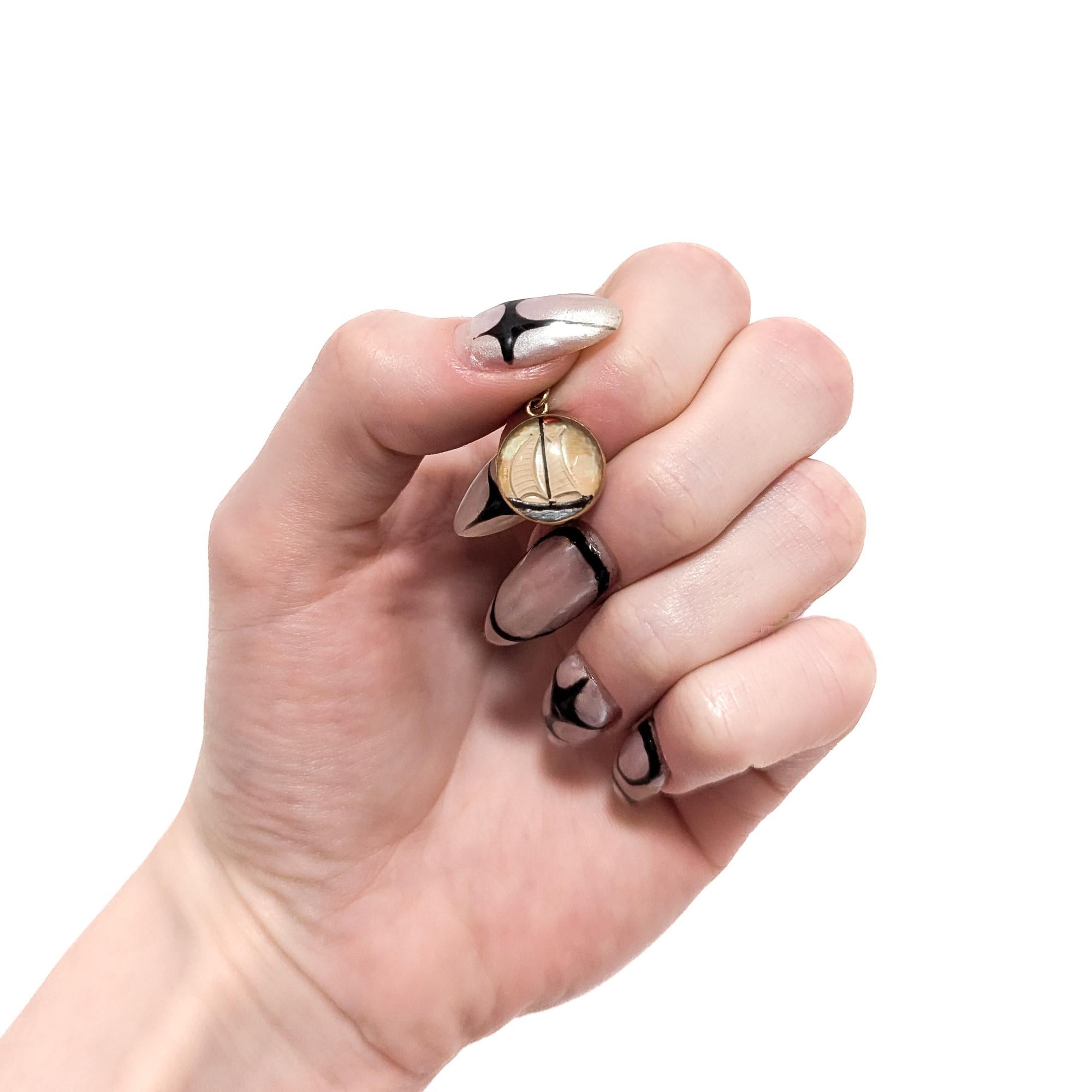 Rétro Pendentif ou breloque en or 14K et cristal d'Essex avec un voilier en mer en vente