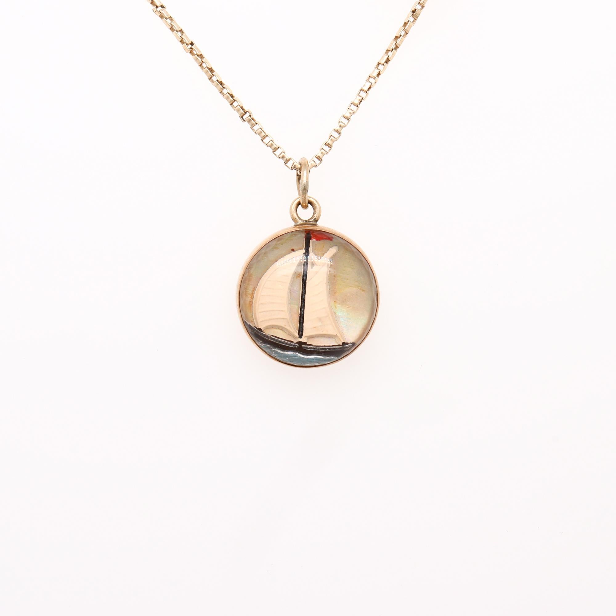 Pendentif ou breloque en or 14K et cristal d'Essex avec un voilier en mer Unisexe en vente