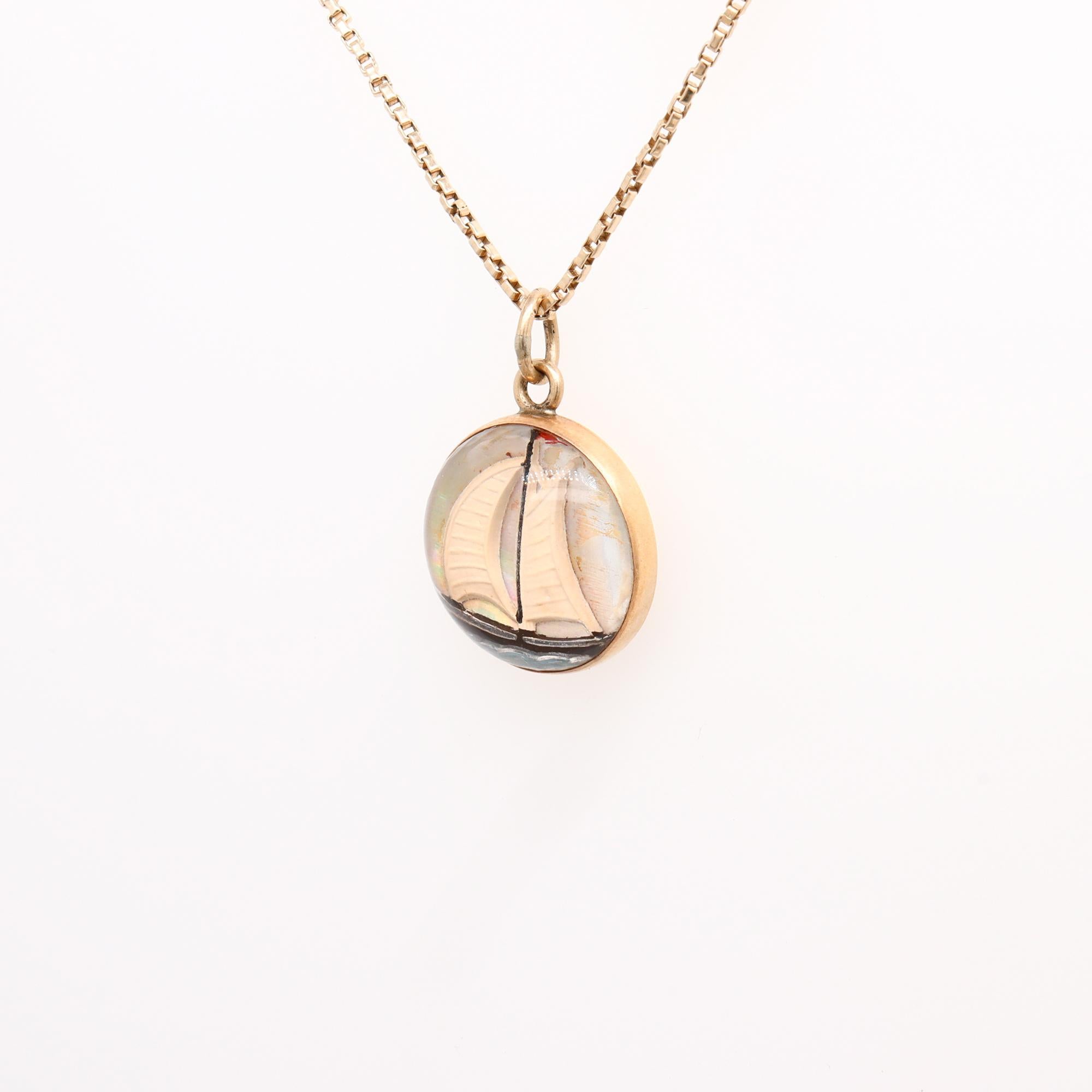 Pendentif ou breloque en or 14K et cristal d'Essex avec un voilier en mer en vente 1