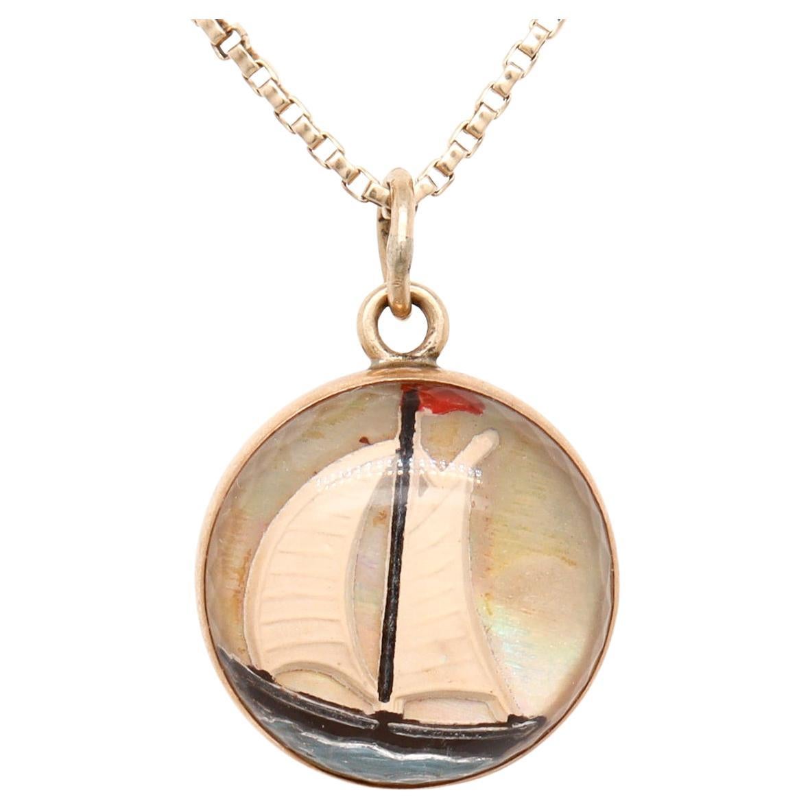 Pendentif ou breloque en or 14K et cristal d
Essex avec un voilier en mer