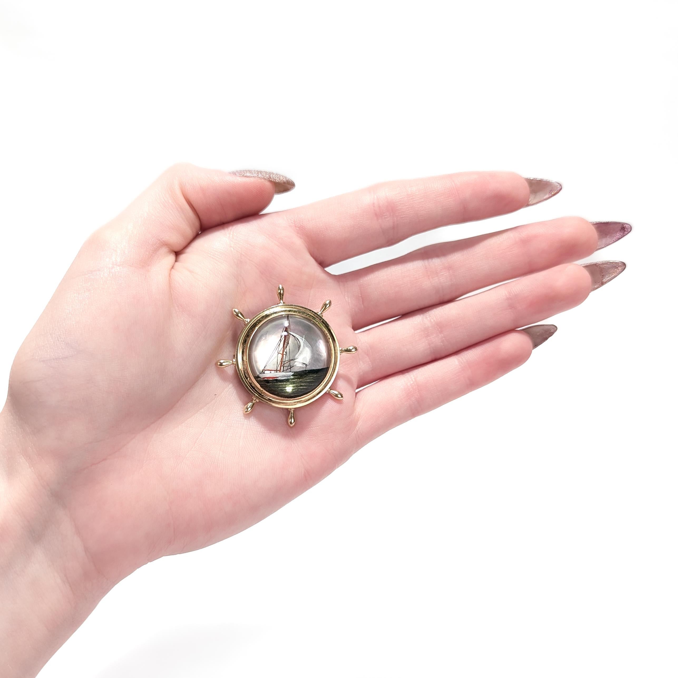 Broche de oro de 14 quilates y cristal de Essex con forma de rueda de barco y velero en el mar Cabujón en venta