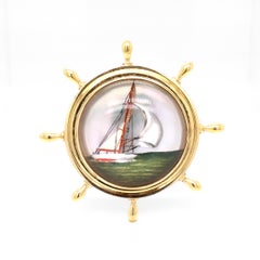 Broche en or 14K et cristal d'Essex représentant une roue de bateau avec un voilier en mer