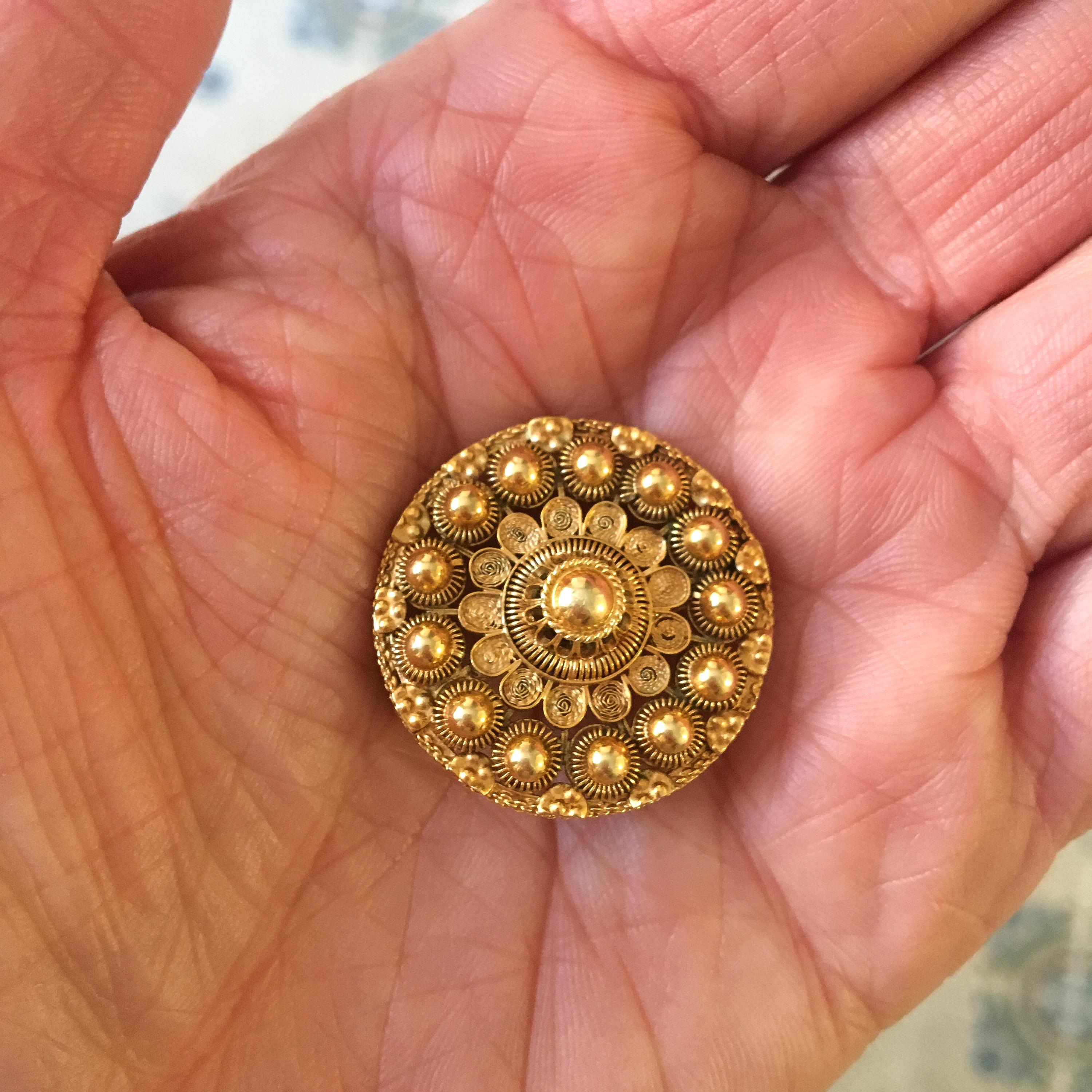 Early 20th Century Etruscan Revival 14K Gold Cannetille Brooch For Sale 1