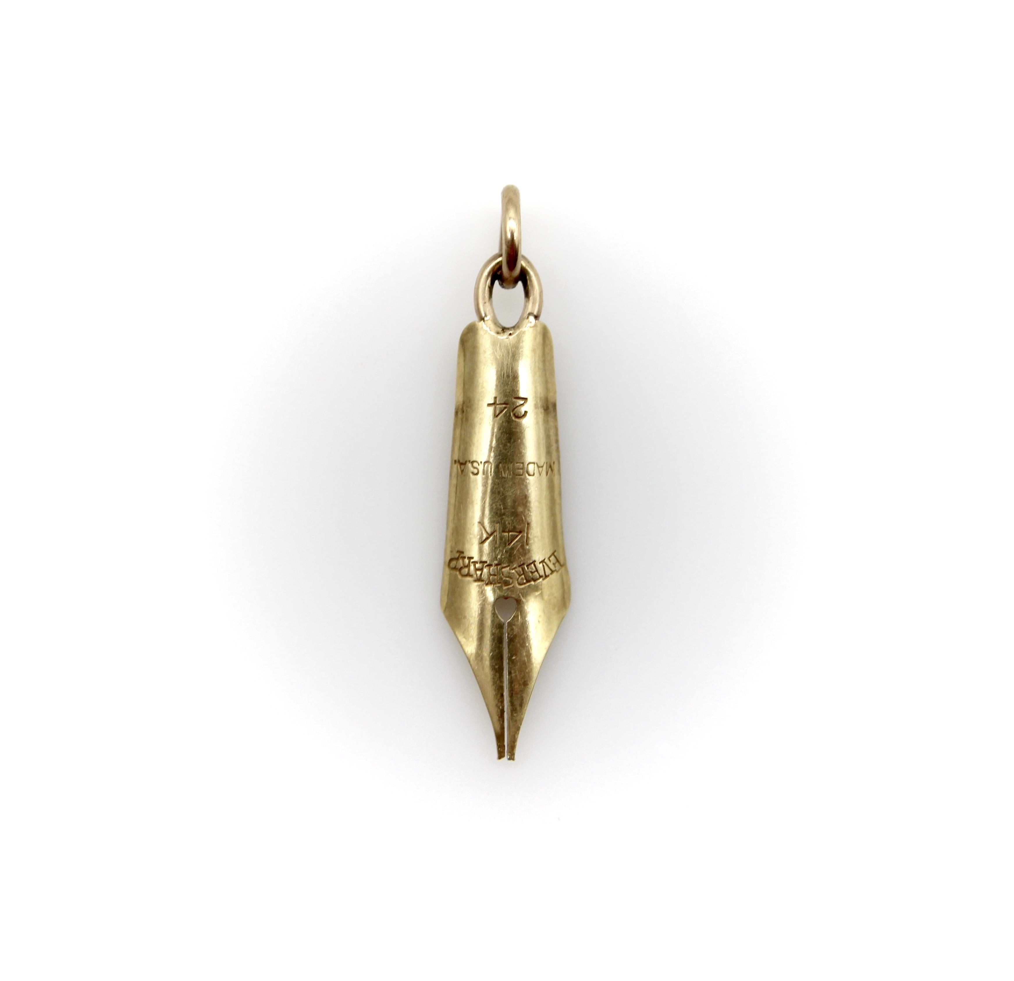Cadeau idéal pour l'écrivain ou le scribe de votre vie, nous avons ajouté un anneau de sécurité et un anneau de saut à cette plume en or 14k afin qu'elle puisse être portée comme une breloque ou un pendentif. La plume était utilisée à l'époque où il