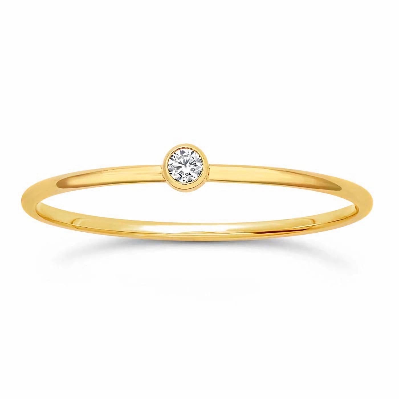 Moderno Anello con pietra chiara riempito d'oro 14k in vendita