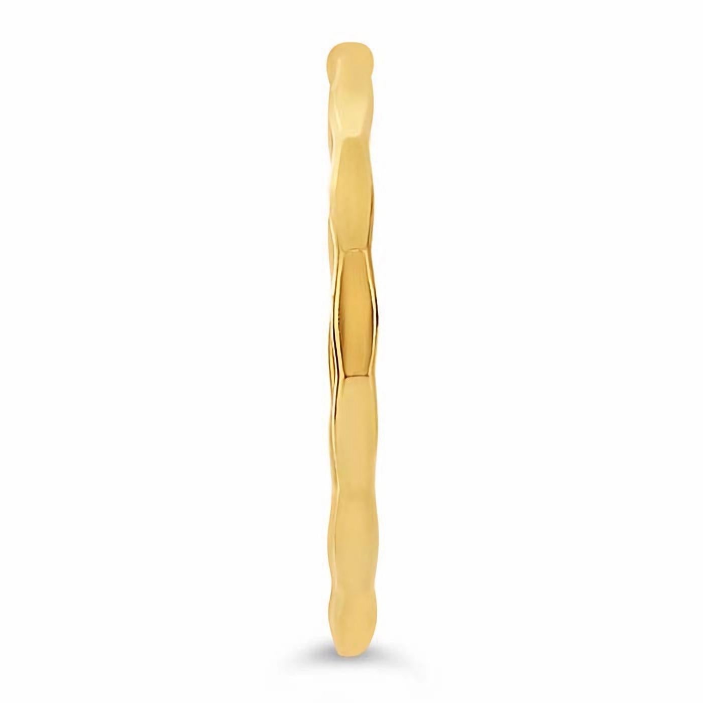 Dieser handgefertigte Ring aus 14/20er Gelbgold hat lange, rechteckige Facetten, die das Licht einfangen und reflektieren und so einen besonderen Blickfang darstellen. Der Innenraum ist glatt und komfortabel. Er sieht sowohl allein als auch in