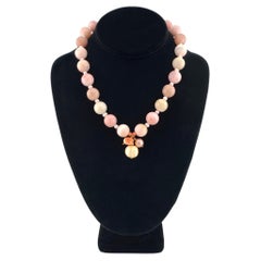 Collier en or plaqué 14 carats avec pendentif composé d'une opale rose naturelle de 14 mm, d'une perle et d'un bouquet de pierres