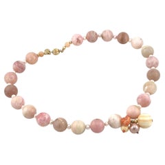 Collier en or plaqué 14 carats avec pendentif composé d'une opale rose naturelle de 14 mm, d'une perle et d'un bouquet de pierres